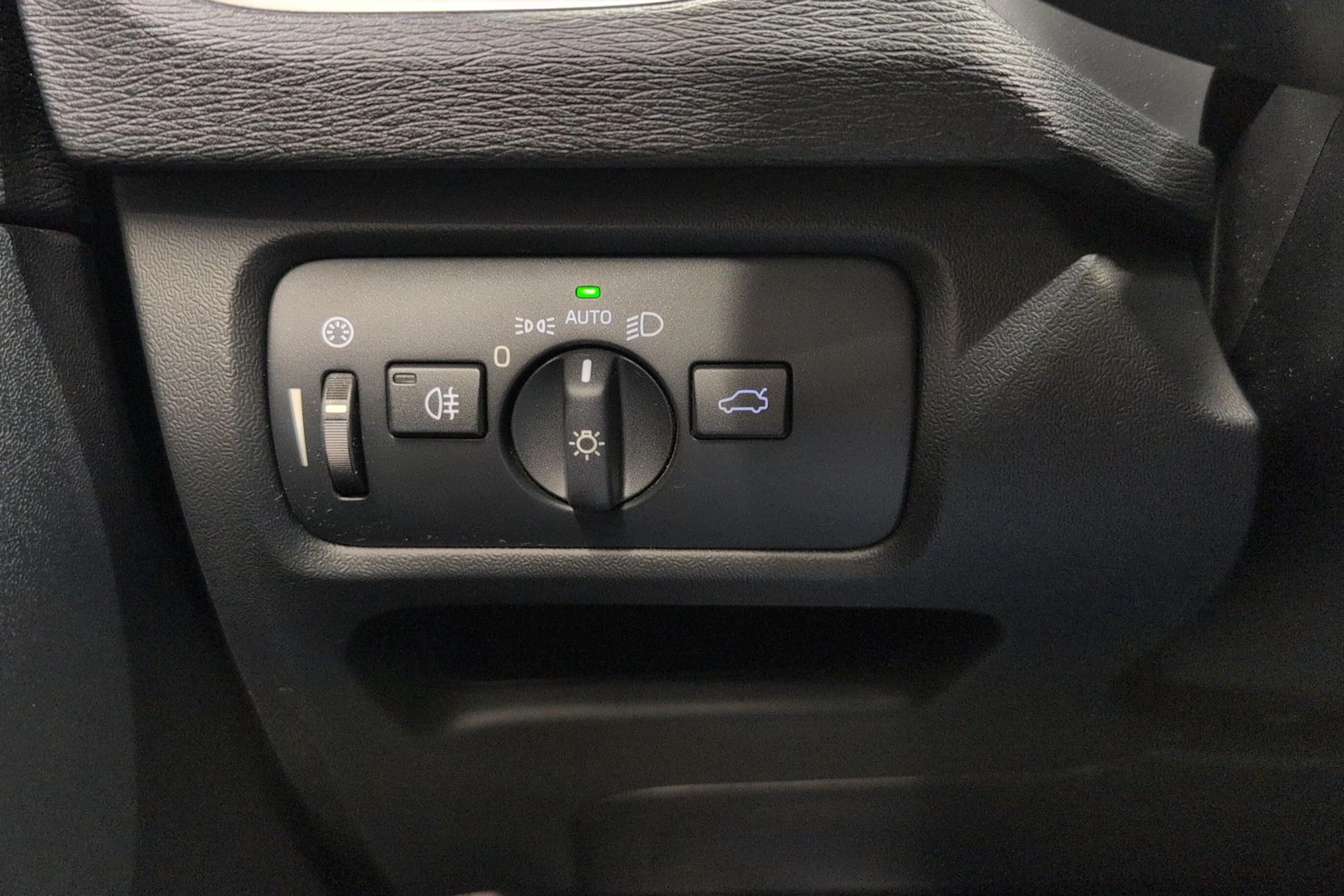 valkoinen Volvo V40 2015 kuva 20.
