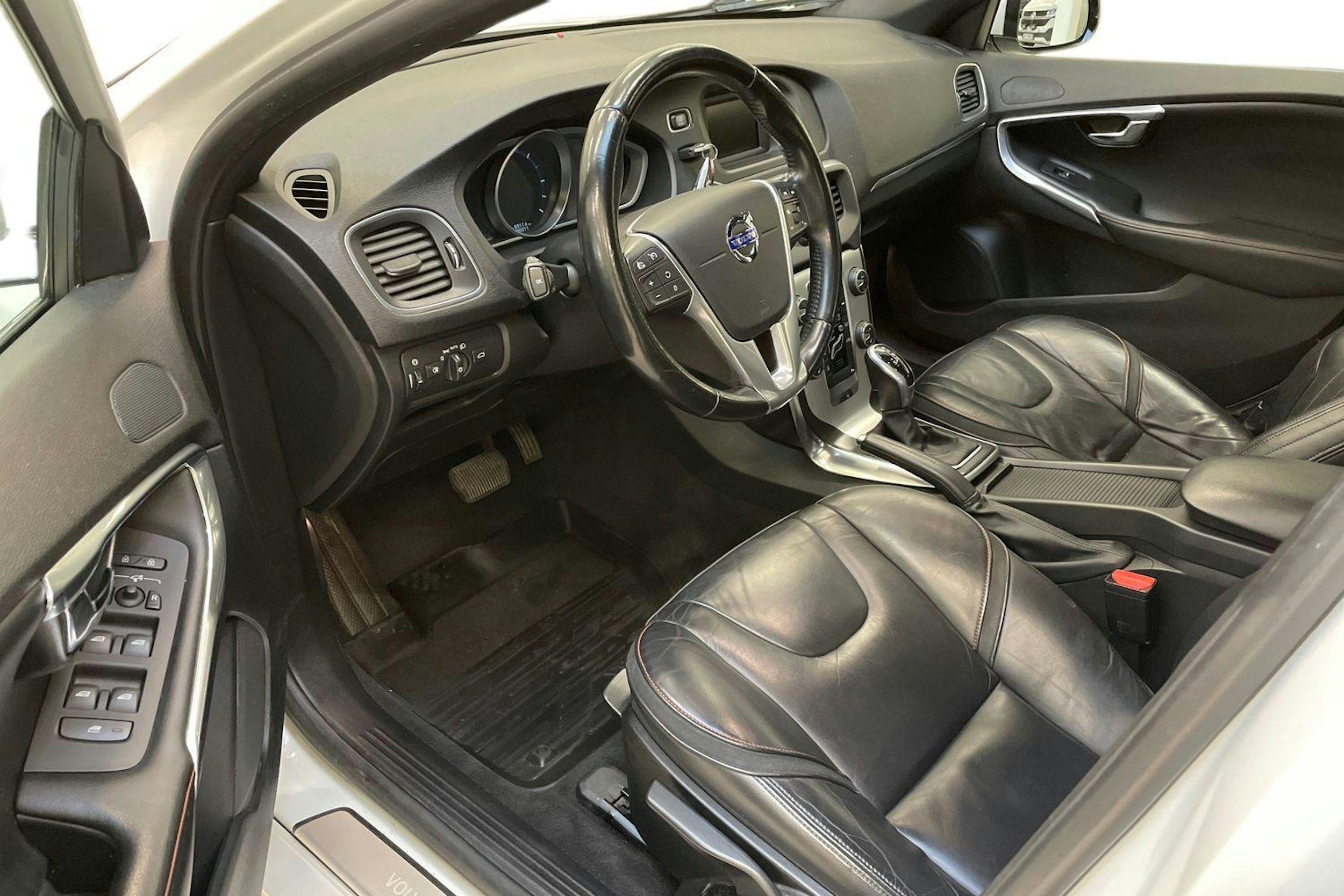 valkoinen Volvo V40 2015 kuva 6.