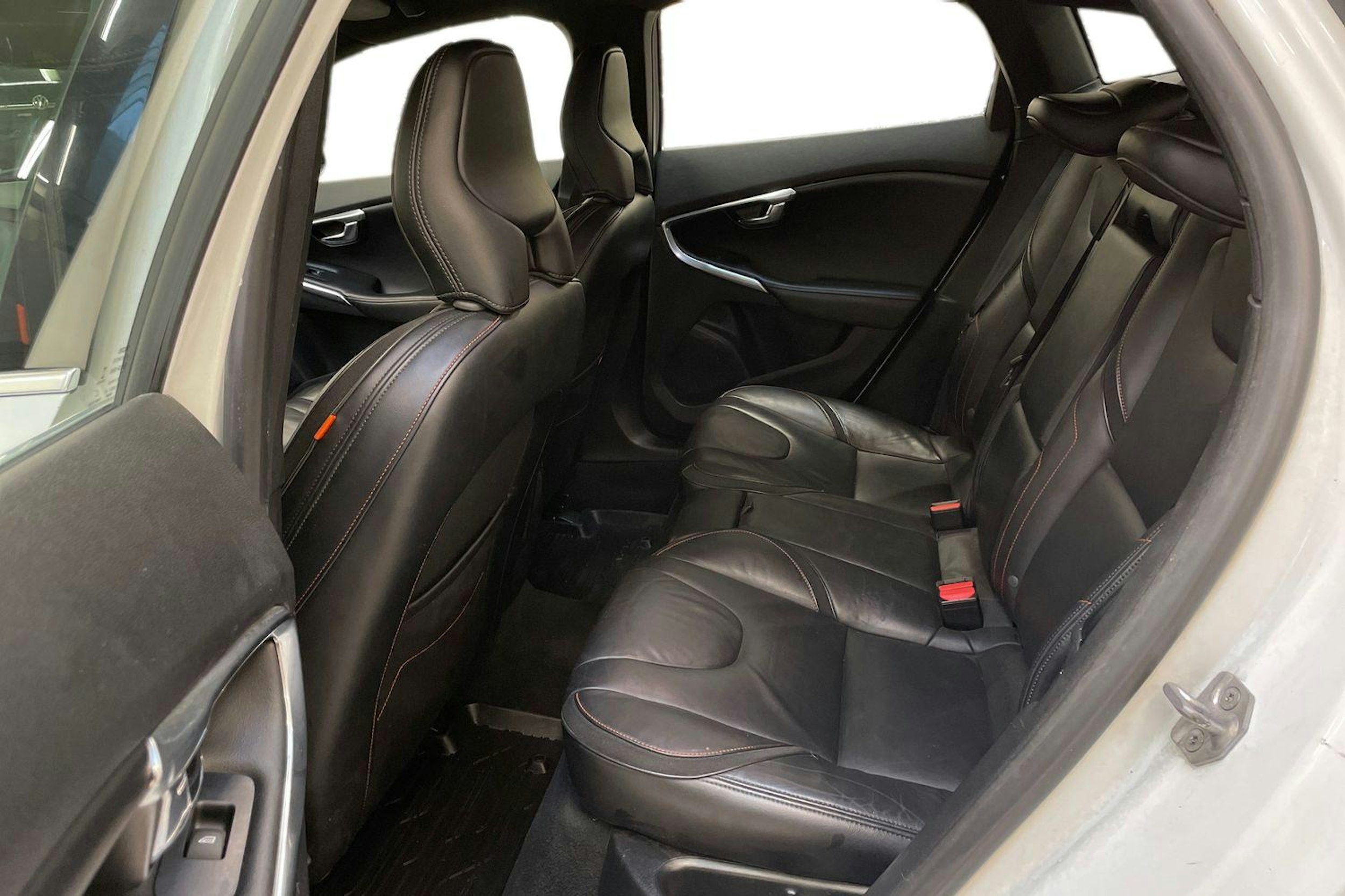 valkoinen Volvo V40 2015 kuva 8.