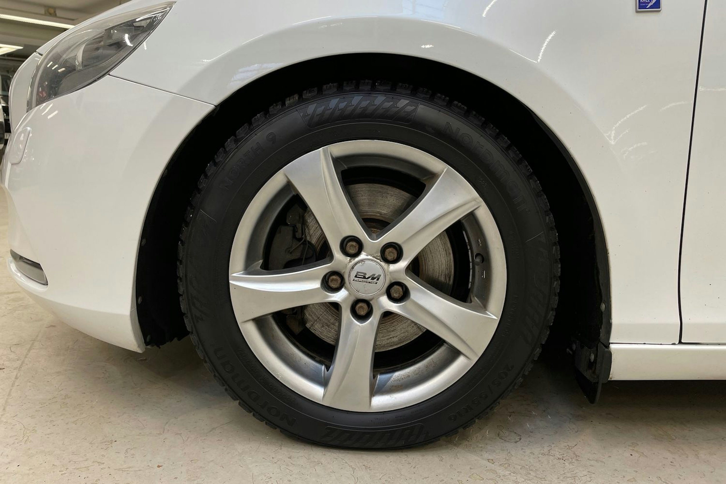 valkoinen Volvo V40 2015 kuva 9.