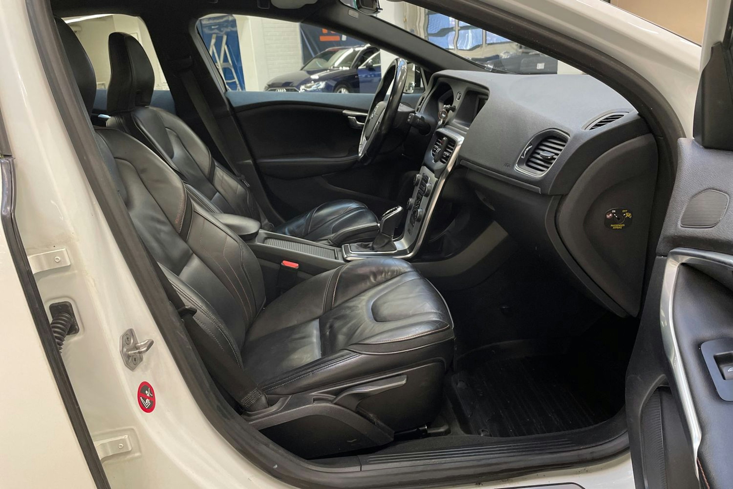 valkoinen Volvo V40 2015 kuva 11.