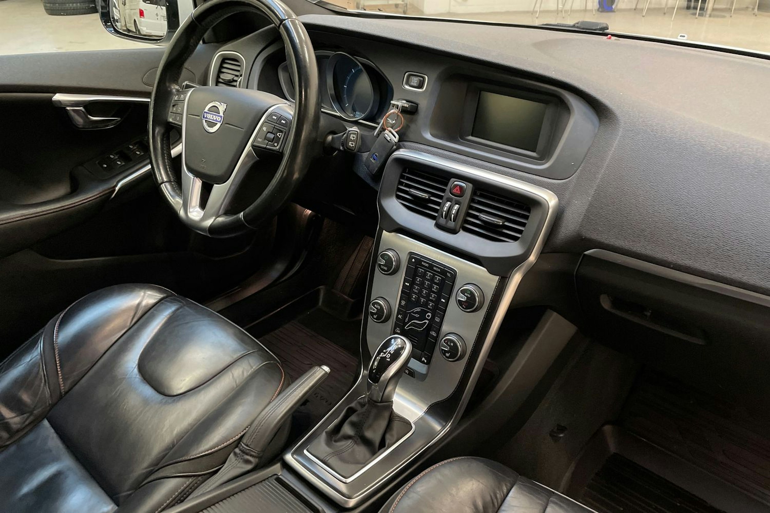 valkoinen Volvo V40 2015 kuva 12.