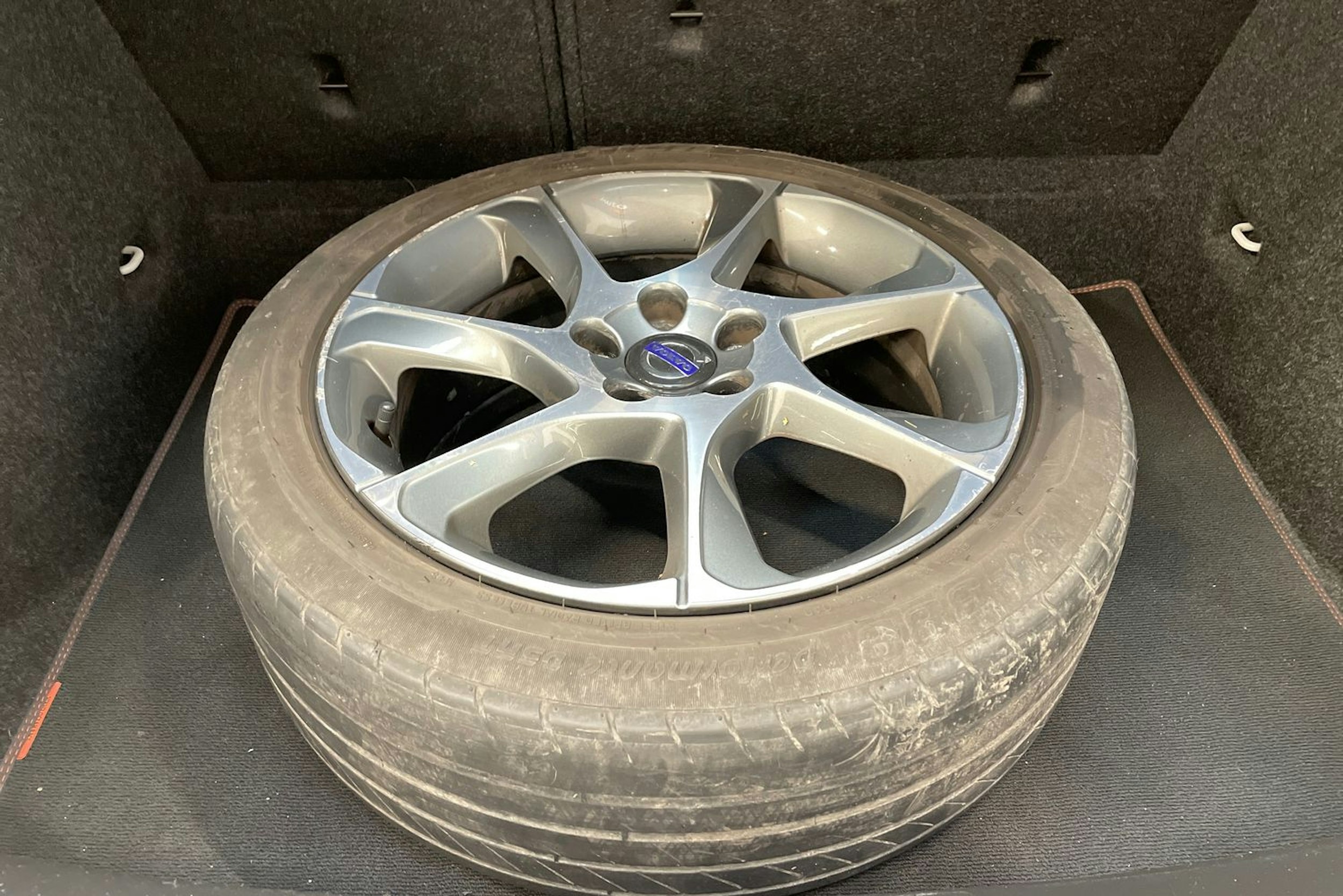 valkoinen Volvo V40 2015 kuva 13.