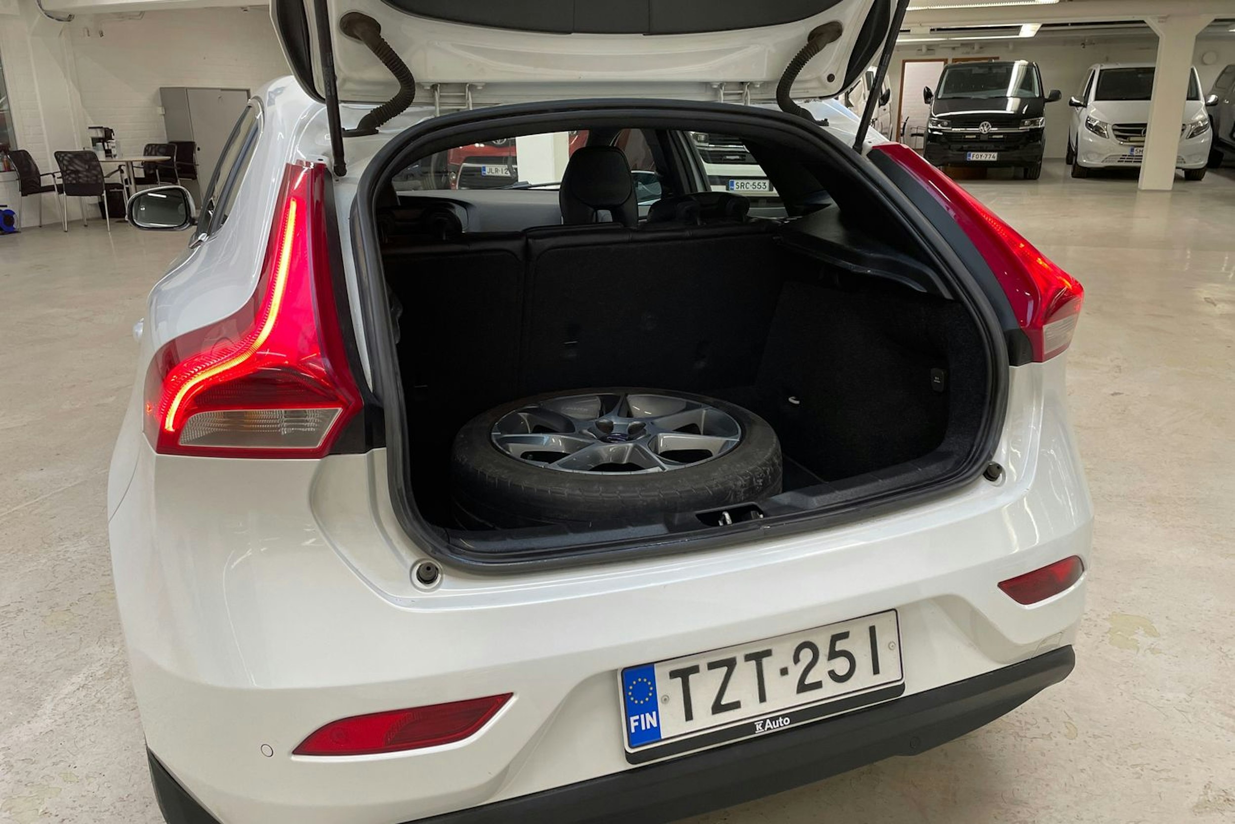 valkoinen Volvo V40 2015 kuva 14.