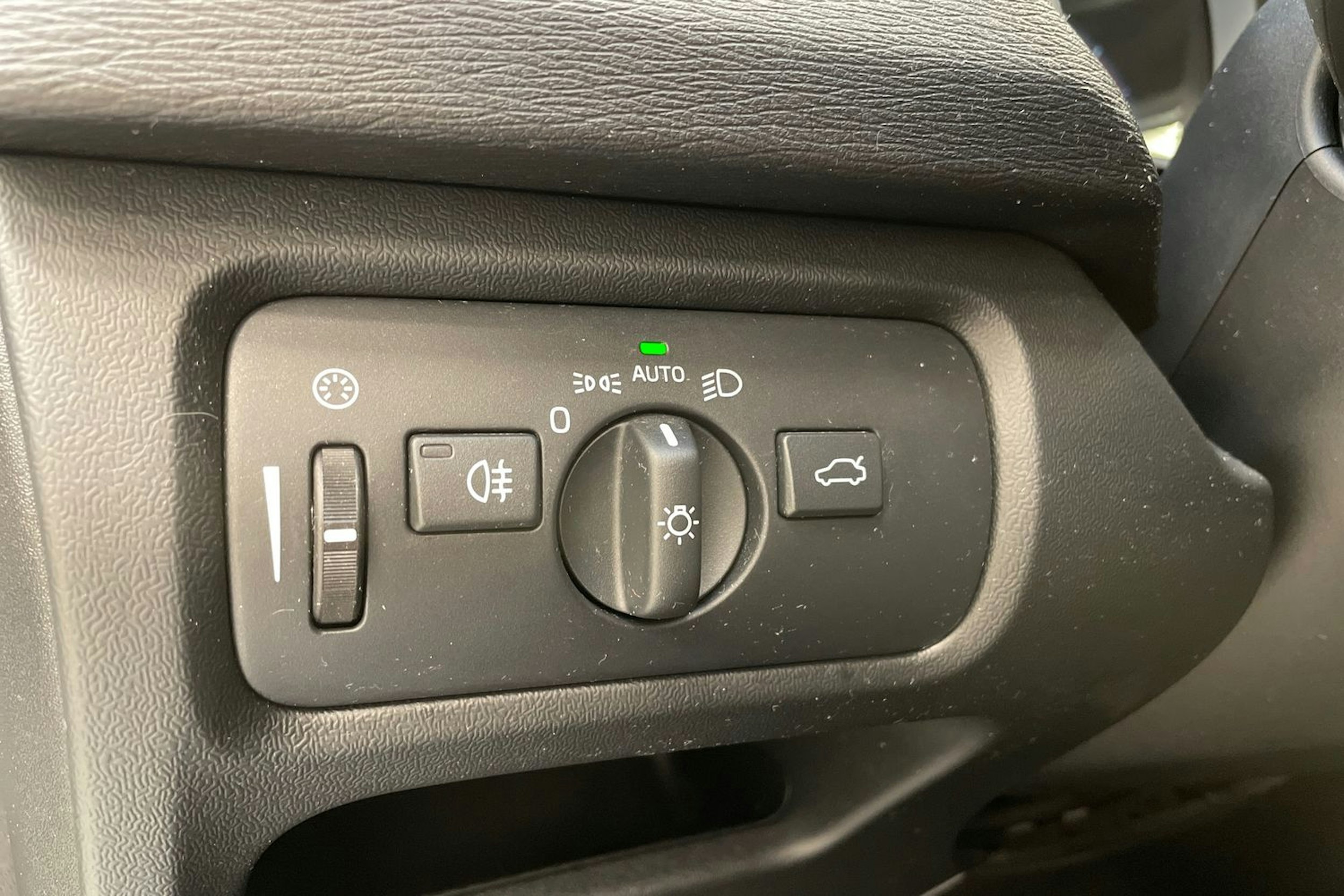 valkoinen Volvo V40 2015 kuva 17.