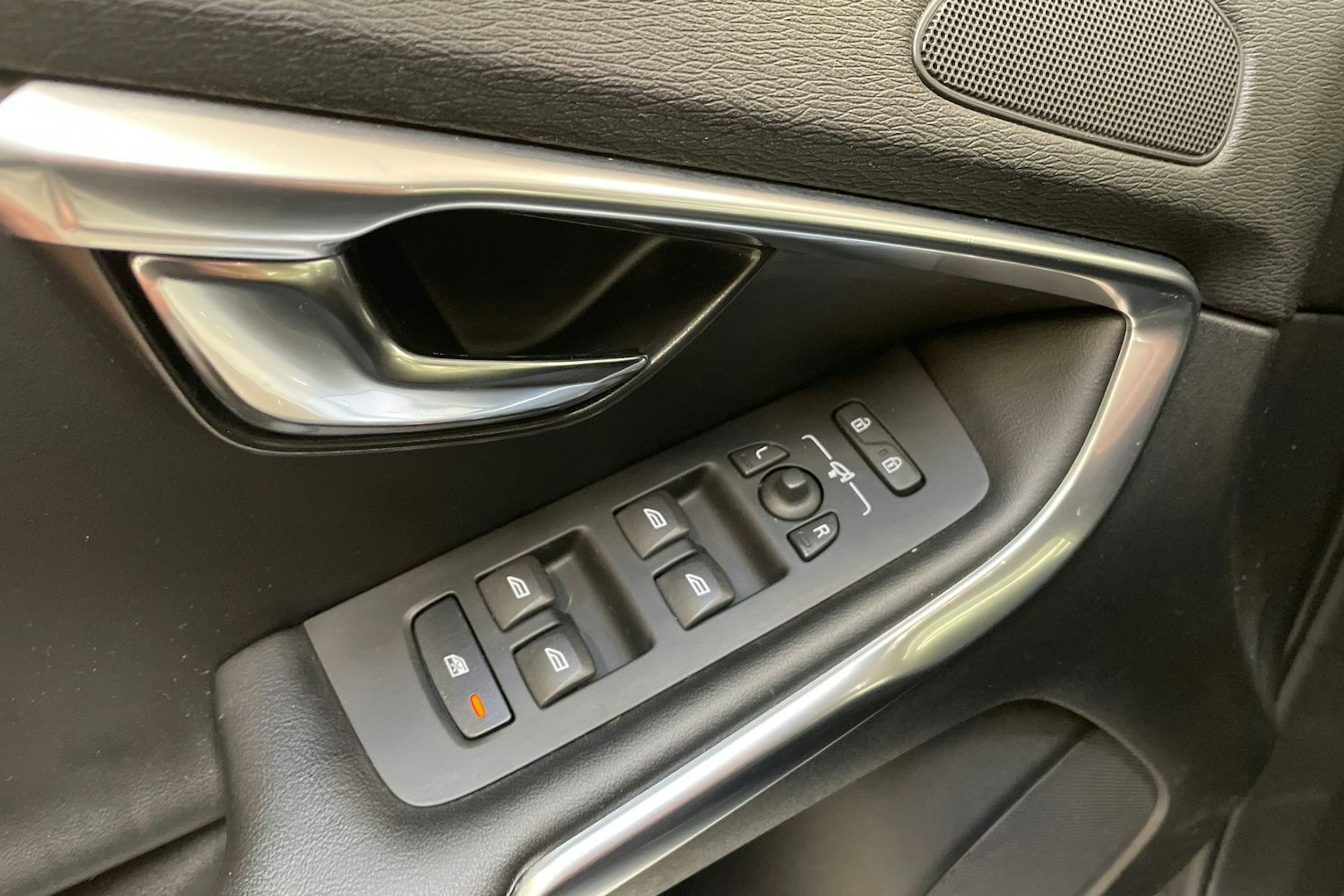 valkoinen Volvo V40 2015 kuva 18.