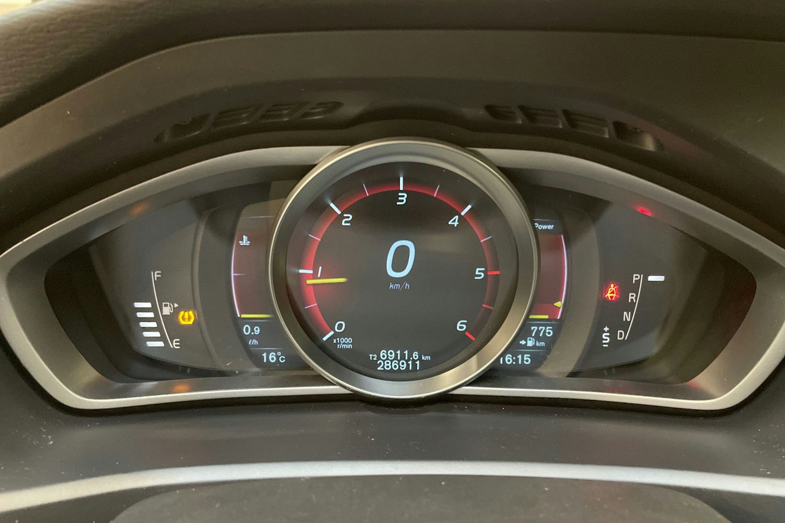 valkoinen Volvo V40 2015 kuva 19.