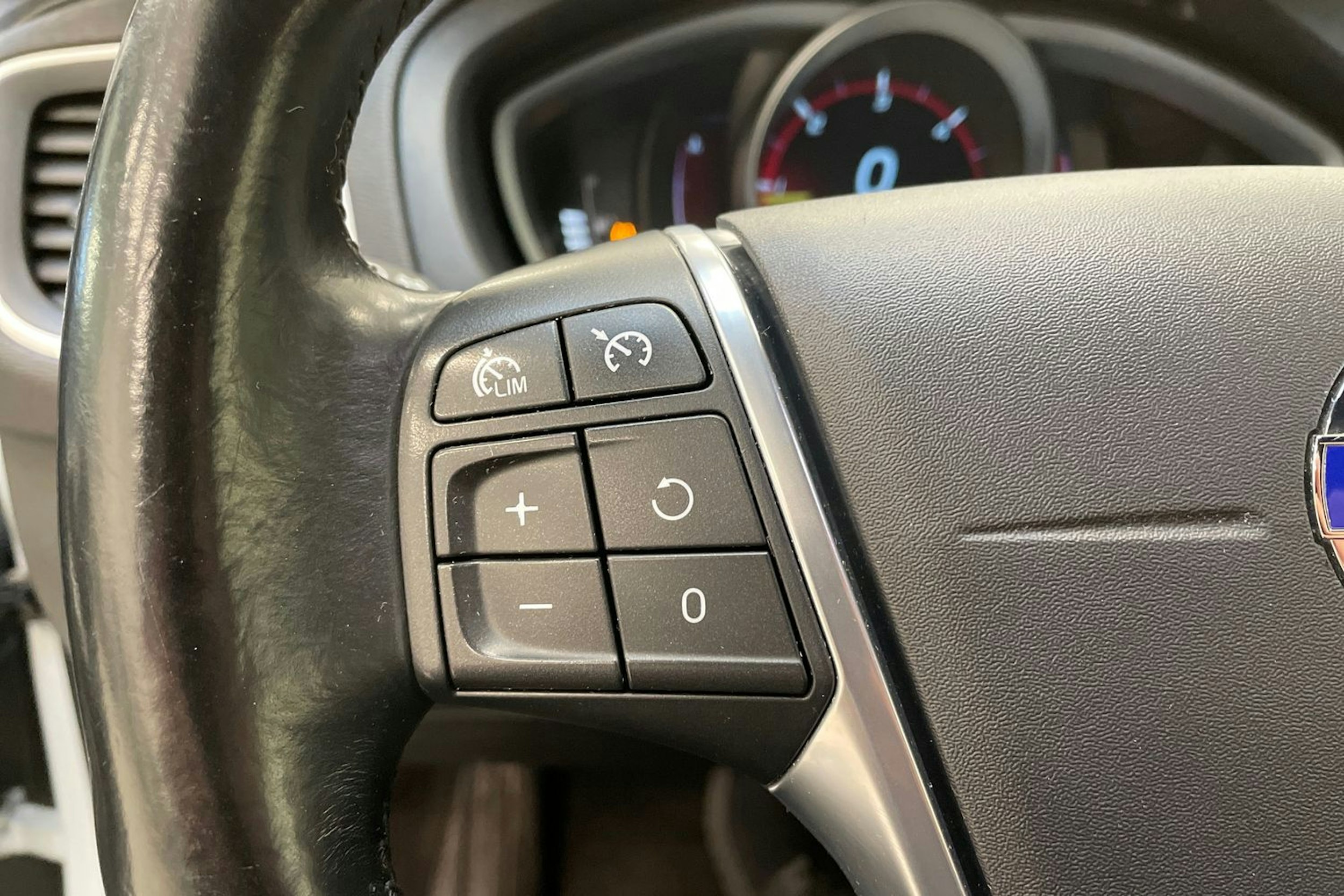 valkoinen Volvo V40 2015 kuva 20.