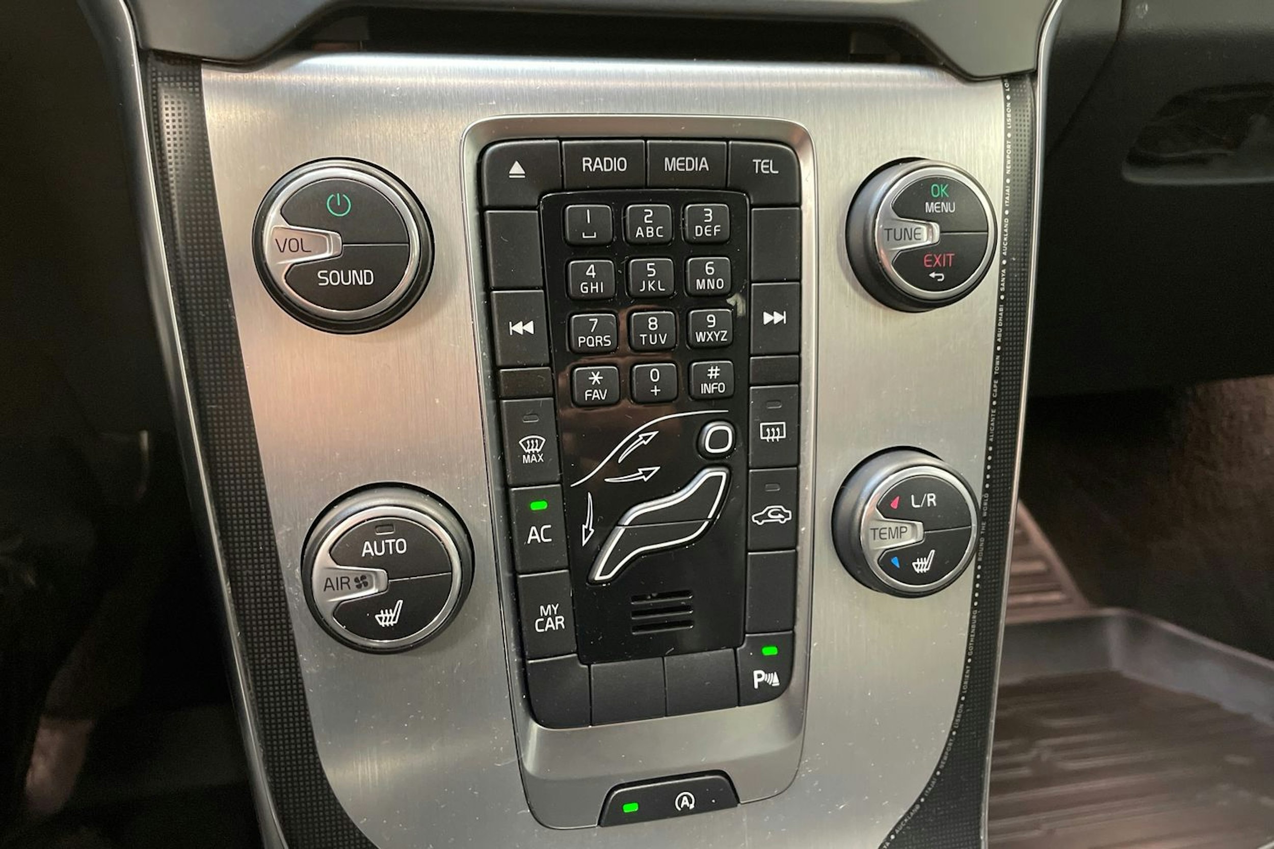 valkoinen Volvo V40 2015 kuva 21.