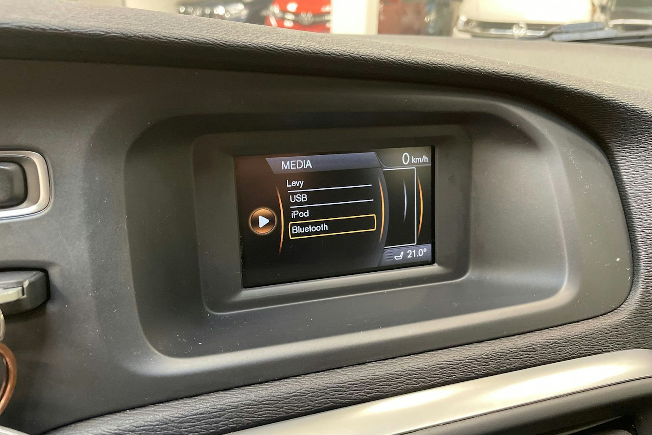 valkoinen Volvo V40 2015 kuva 22.