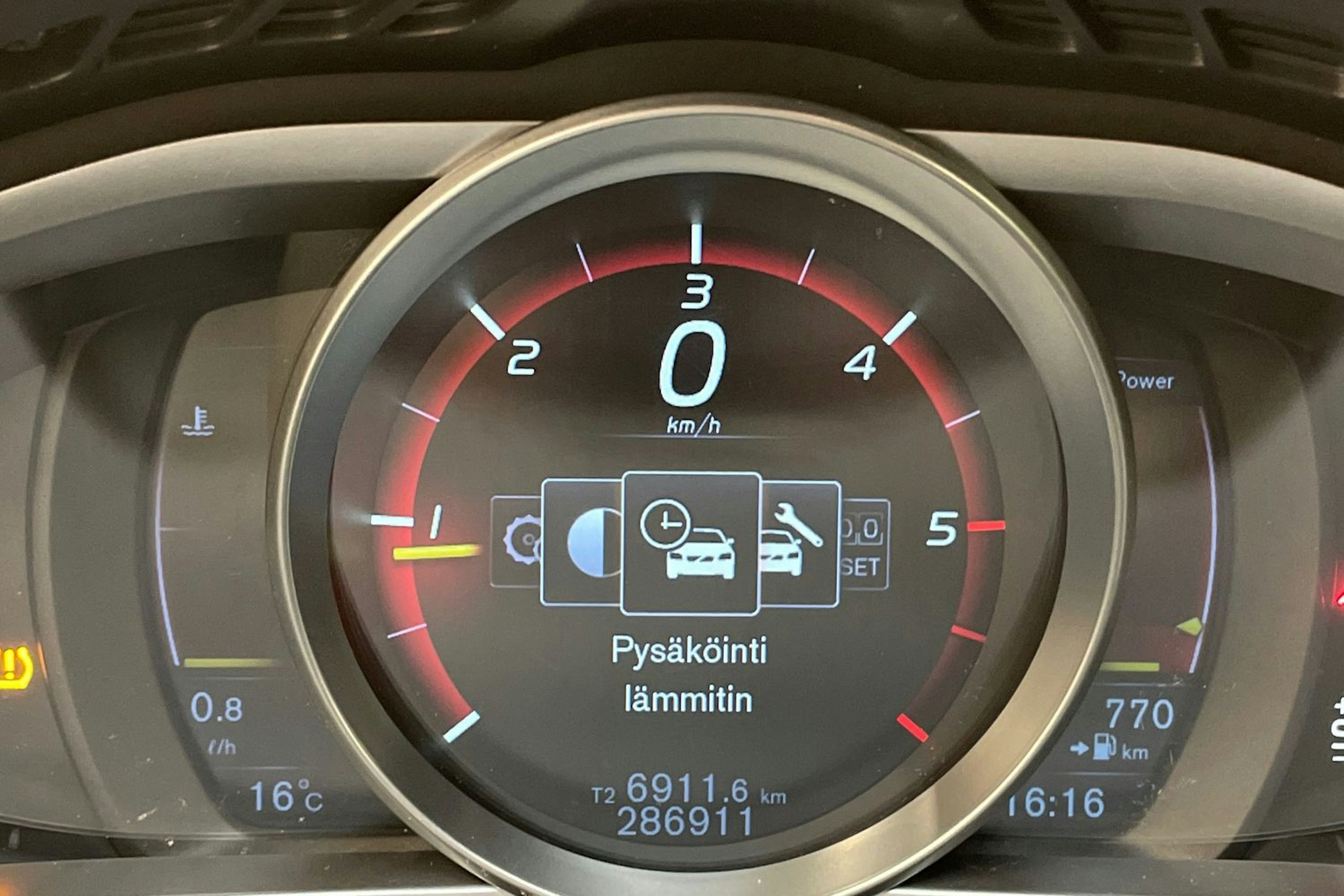 valkoinen Volvo V40 2015 kuva 23.