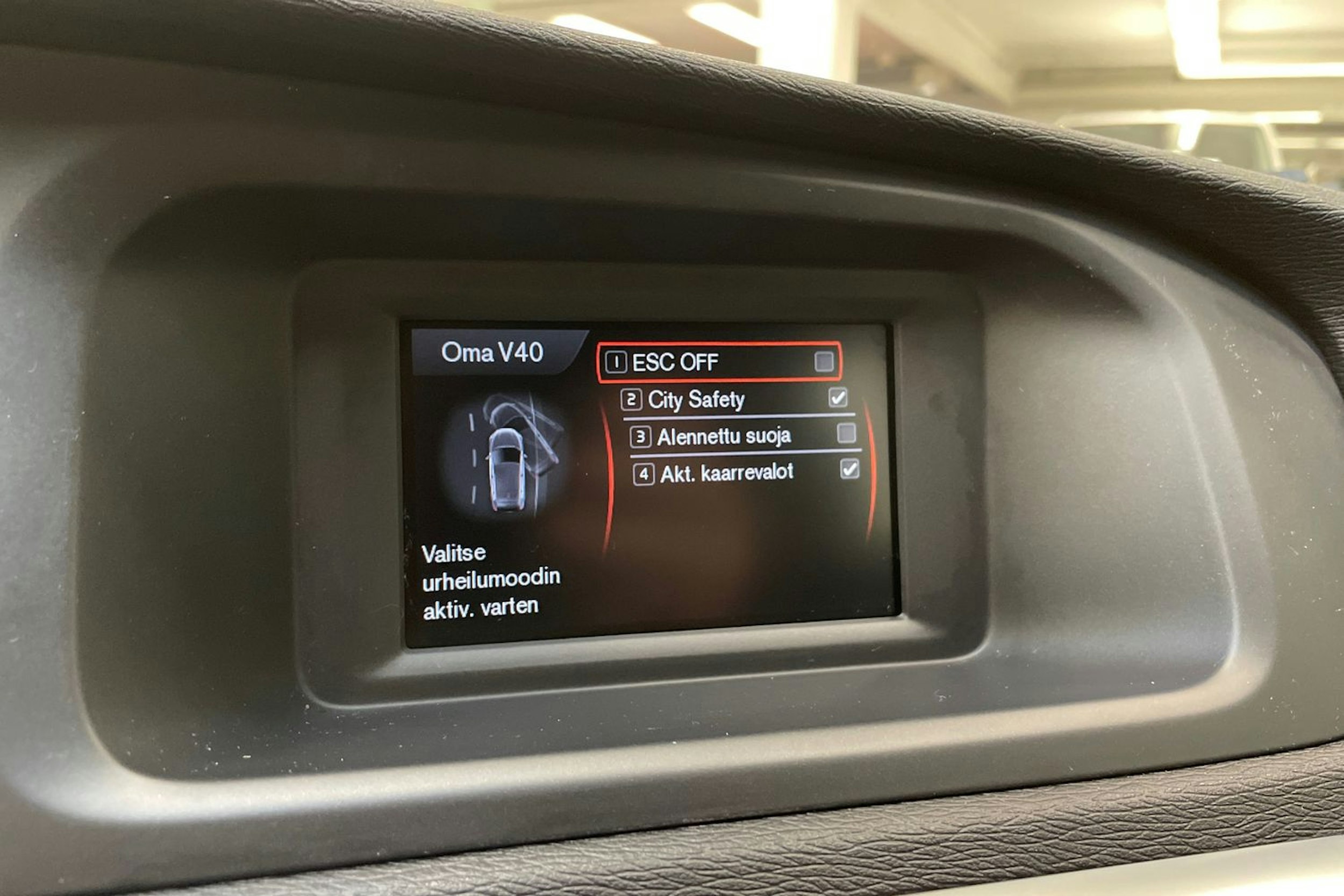 valkoinen Volvo V40 2015 kuva 24.