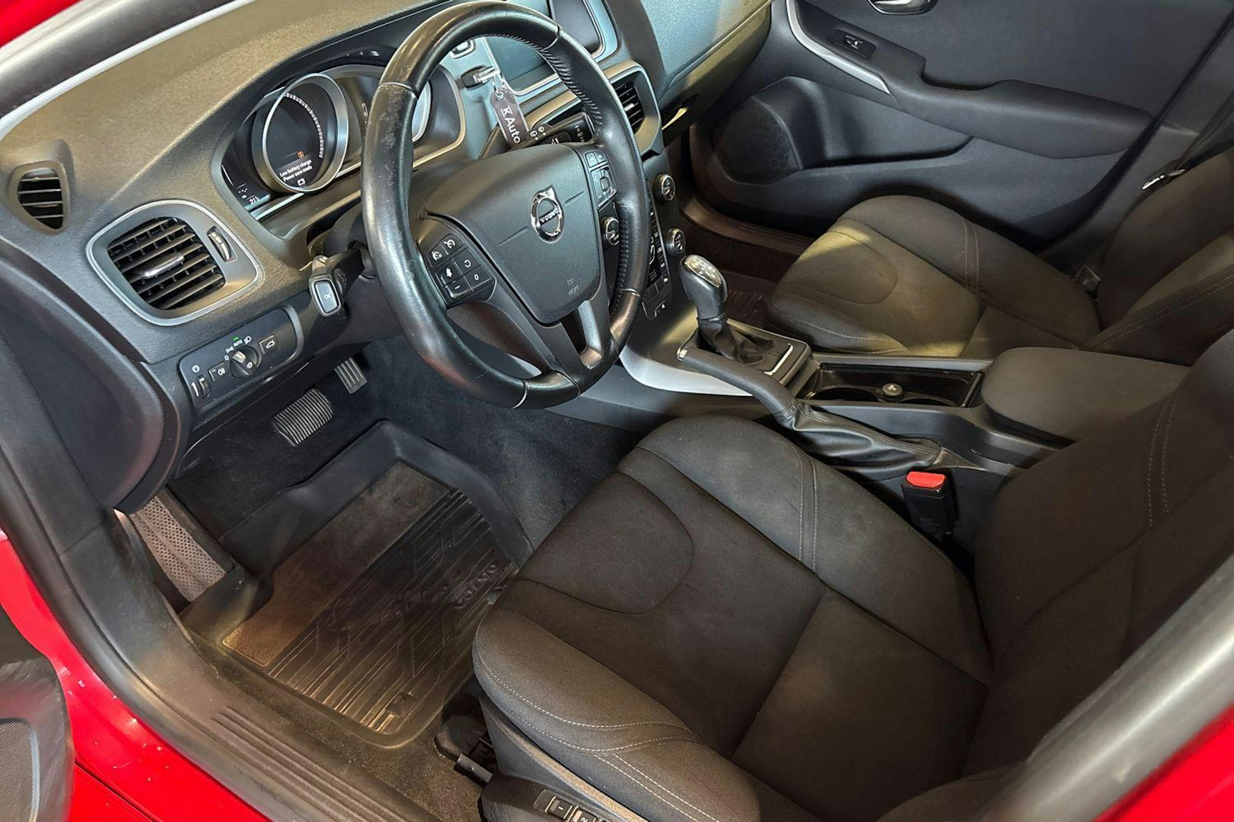 punainen Volvo V40 2017 kuva 6.