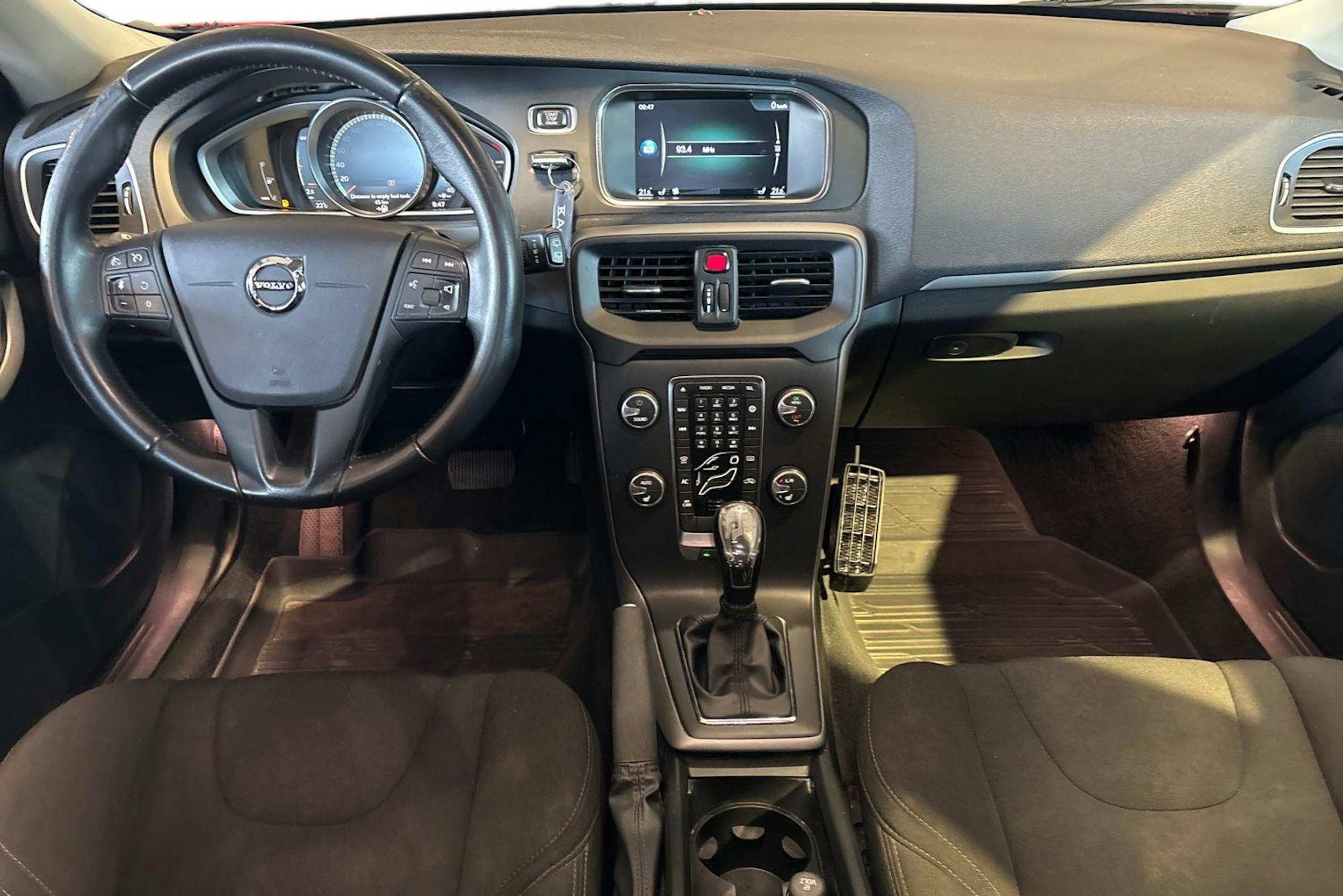 punainen Volvo V40 2017 kuva 7.