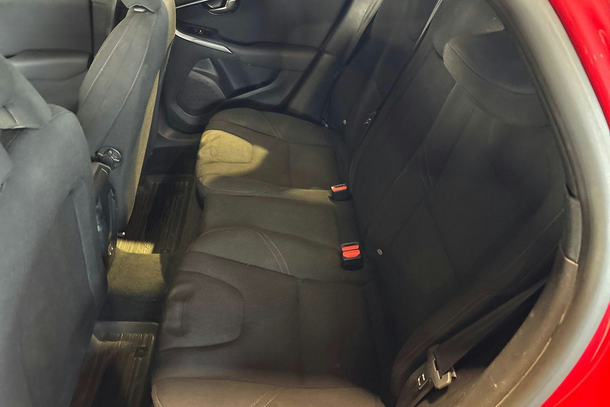 punainen Volvo V40 2017 kuva 8.