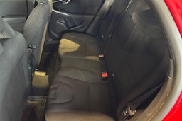 punainen Volvo V40 2017 kuva 8.