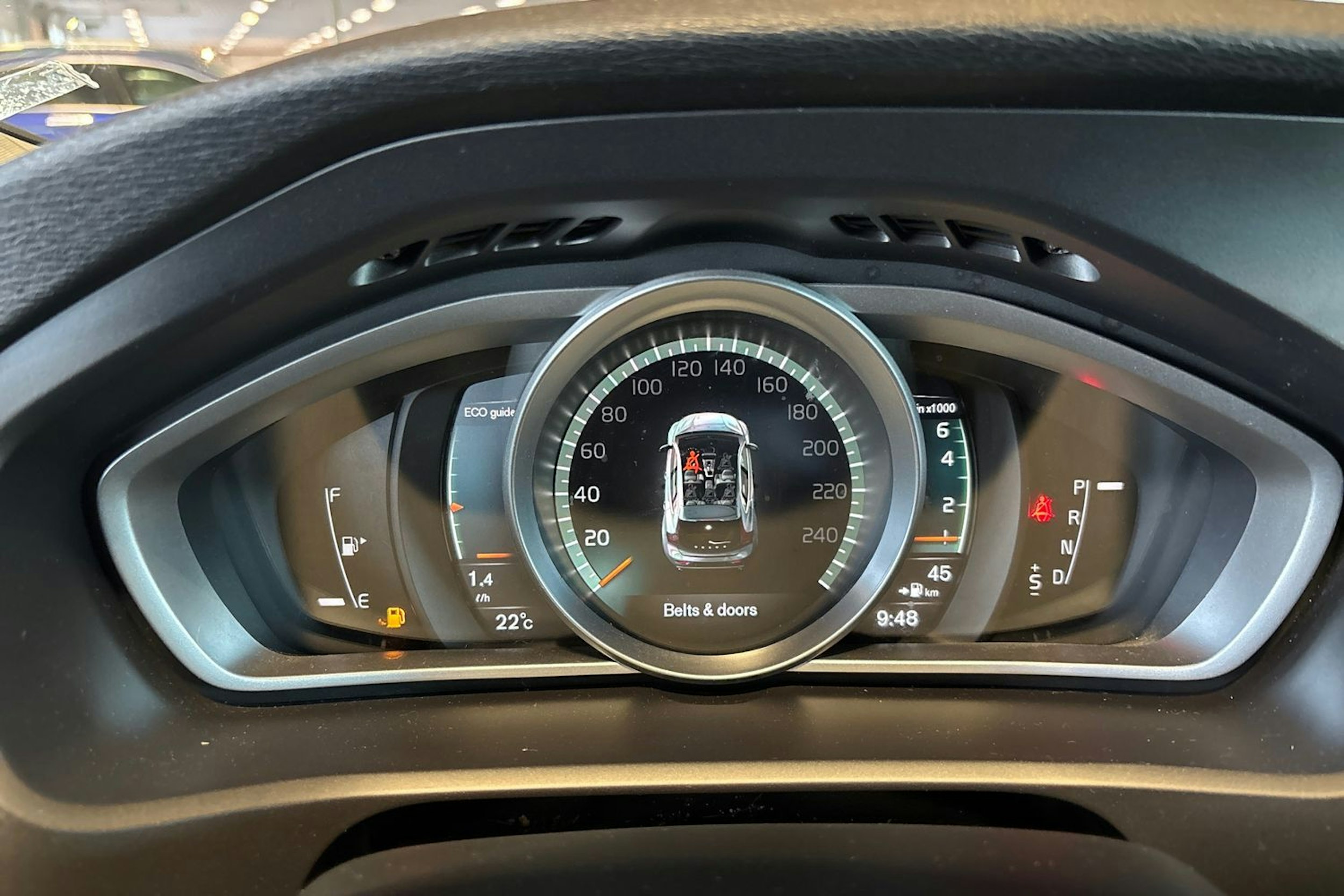 punainen Volvo V40 2017 kuva 14.