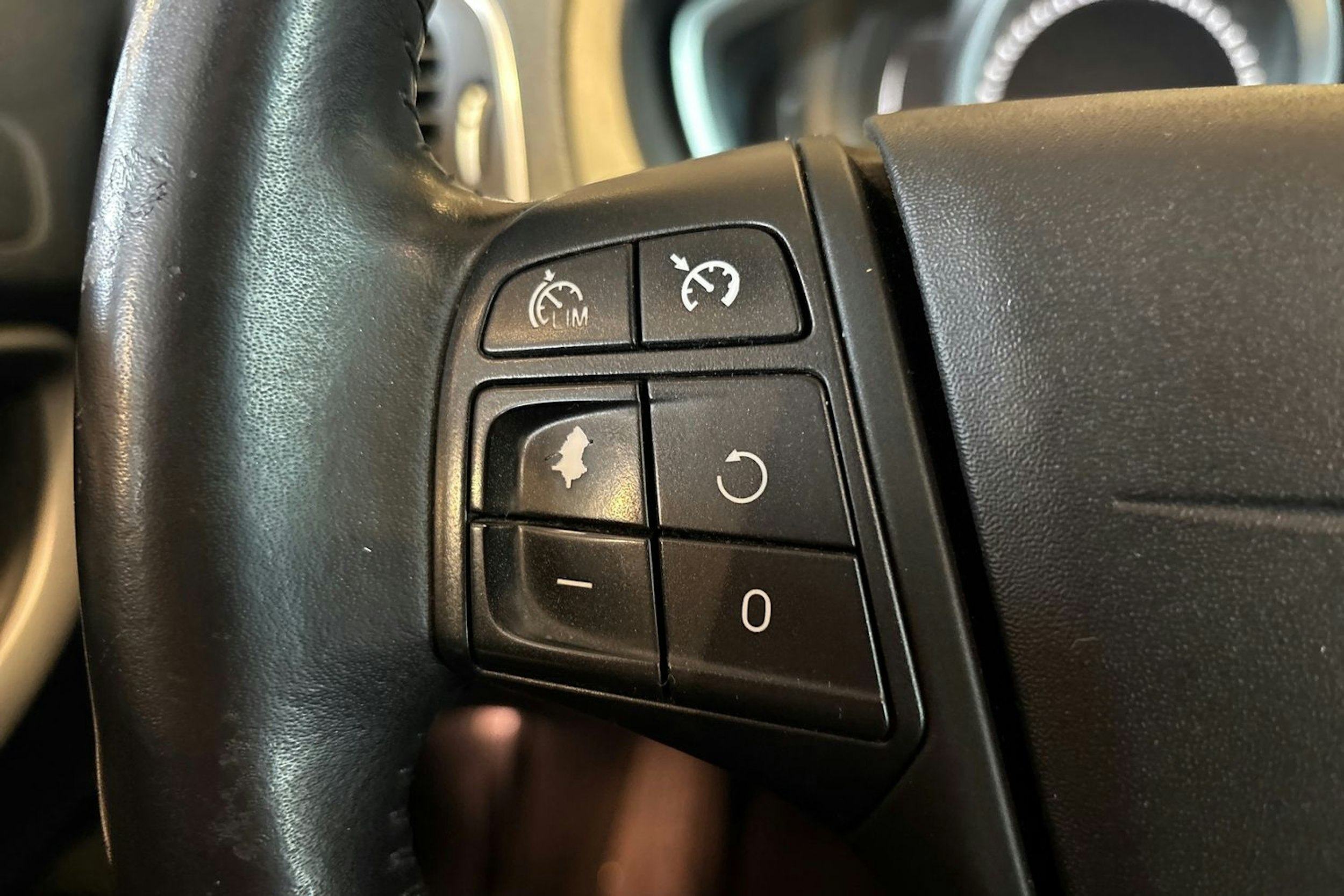 punainen Volvo V40 2017 kuva 16.