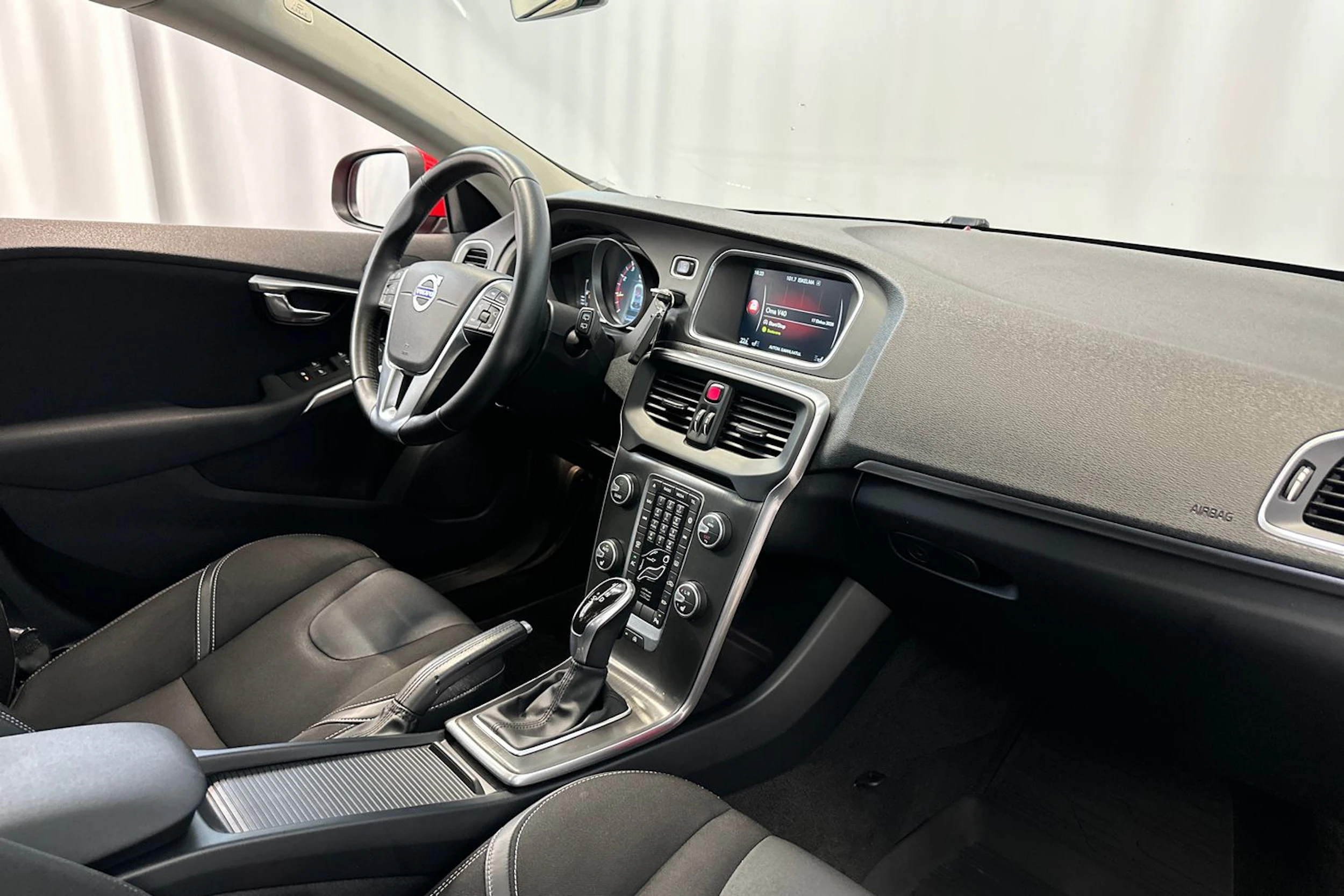 punainen Volvo V40 2016 kuva 12.