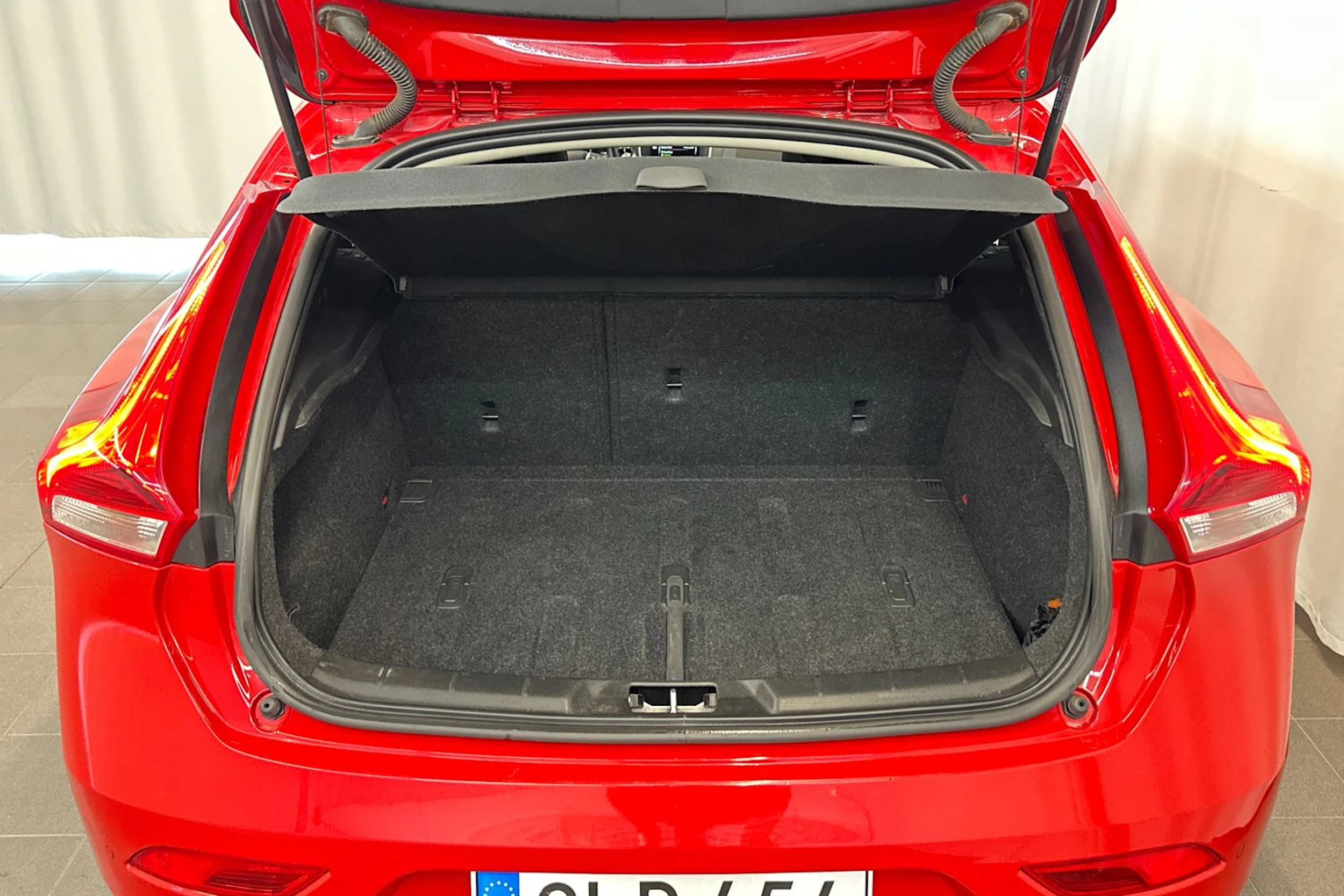 punainen Volvo V40 2016 kuva 13.
