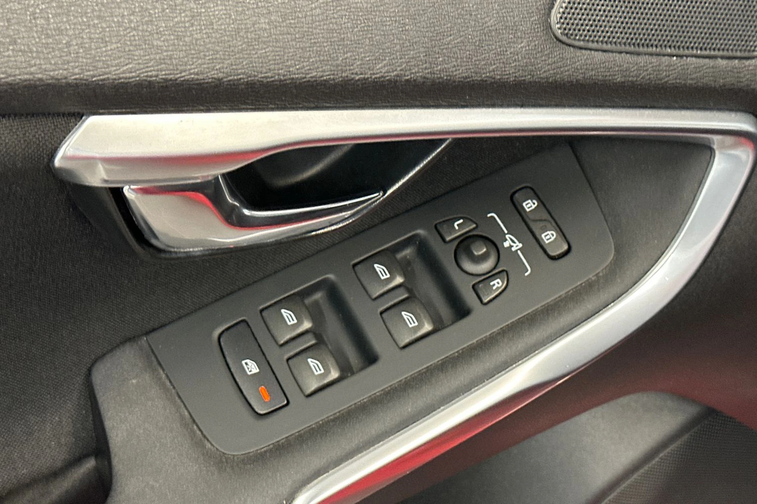punainen Volvo V40 2016 kuva 14.