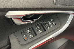 punainen Volvo V40 2016 kuva 14.