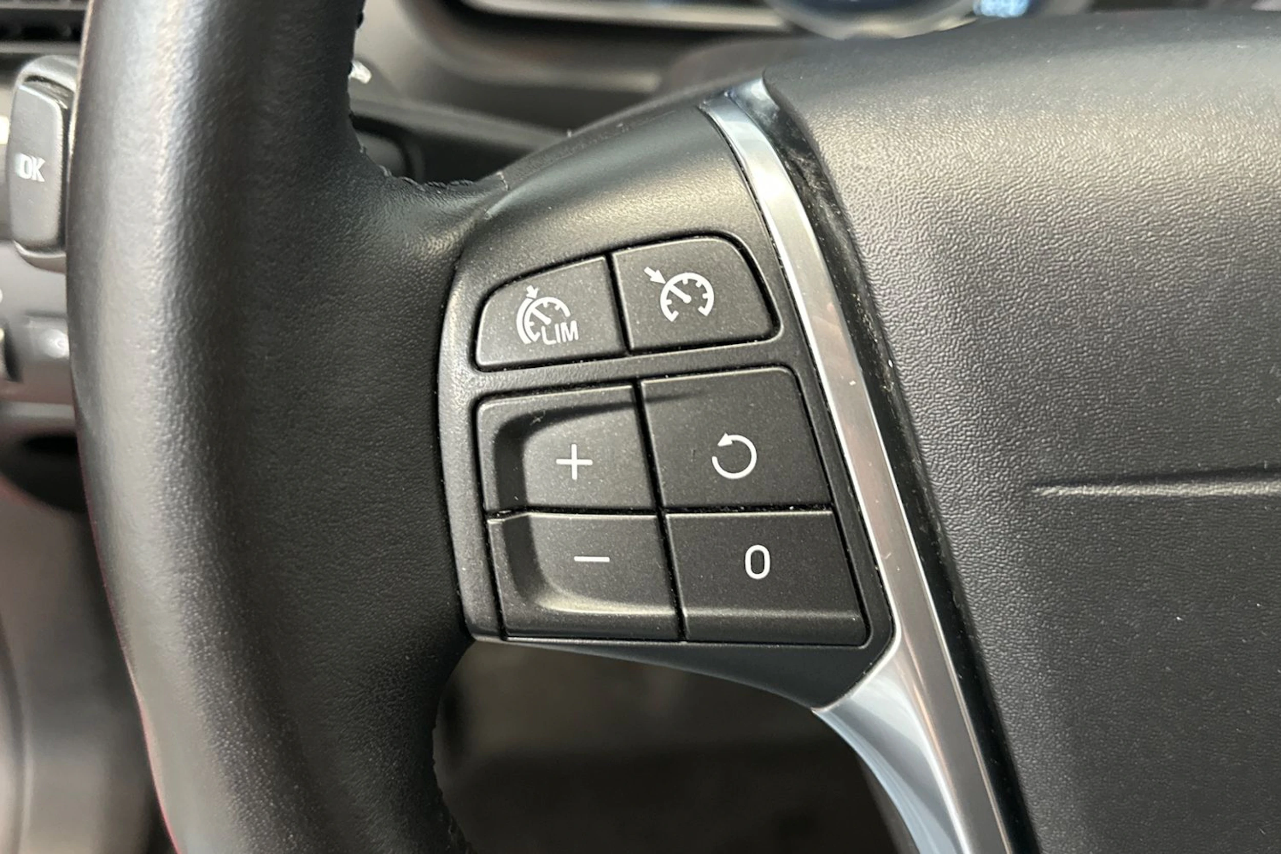 punainen Volvo V40 2016 kuva 16.