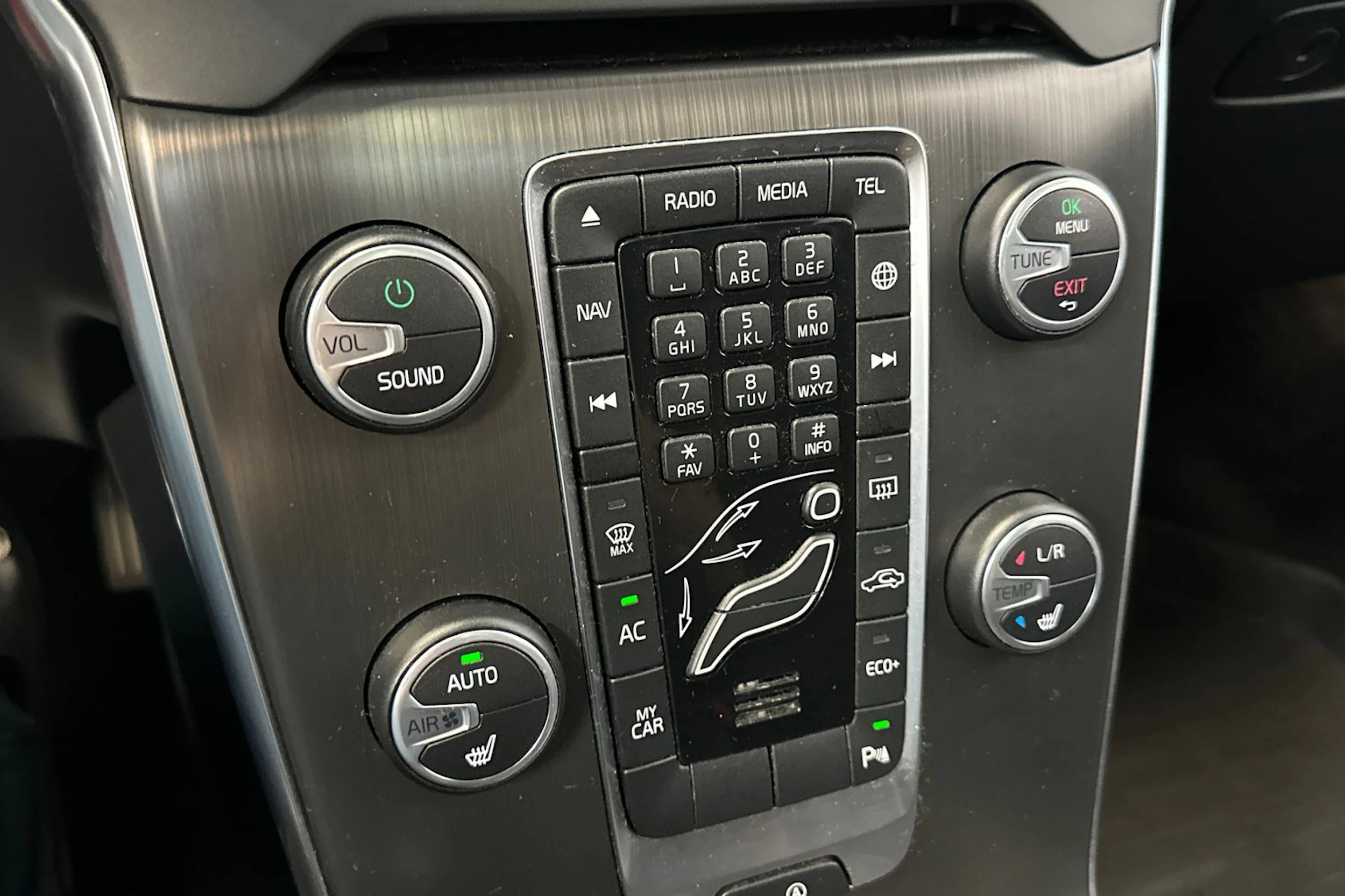punainen Volvo V40 2016 kuva 18.