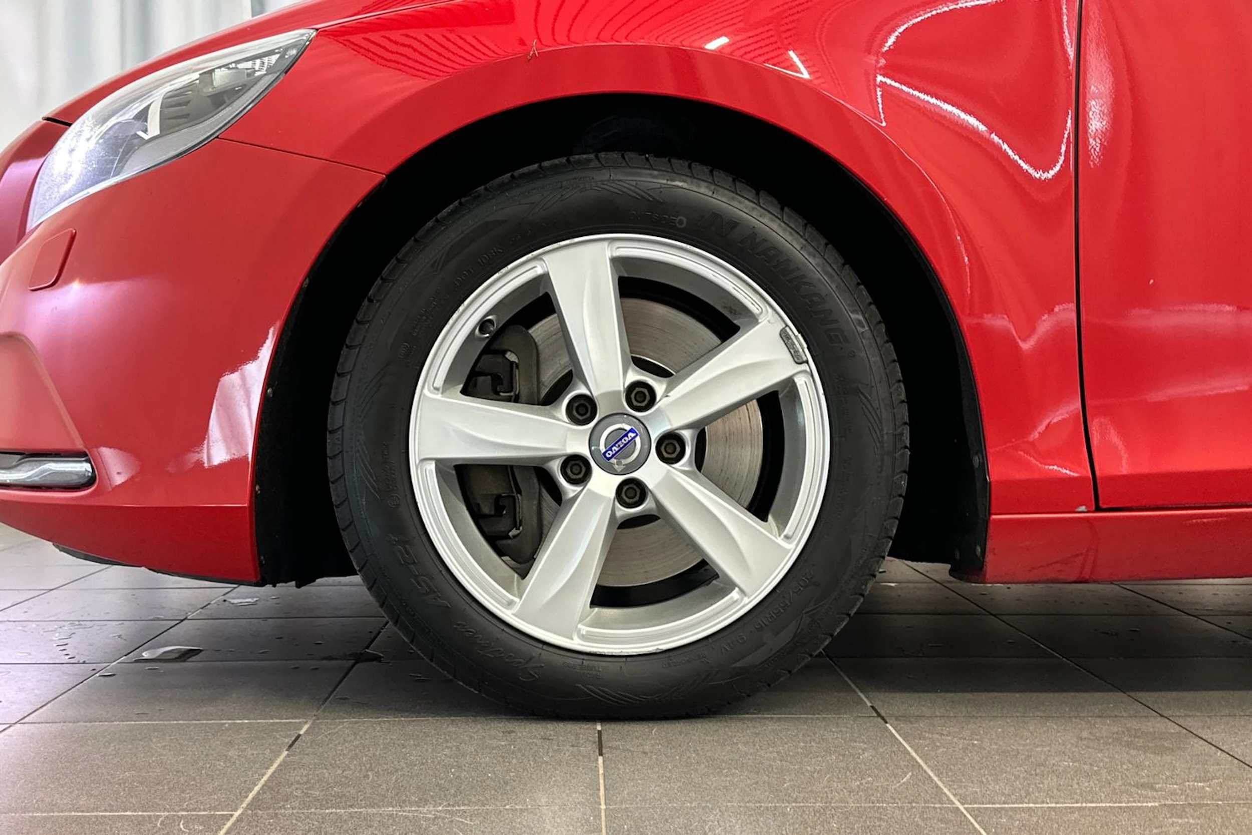punainen Volvo V40 2016 kuva 23.