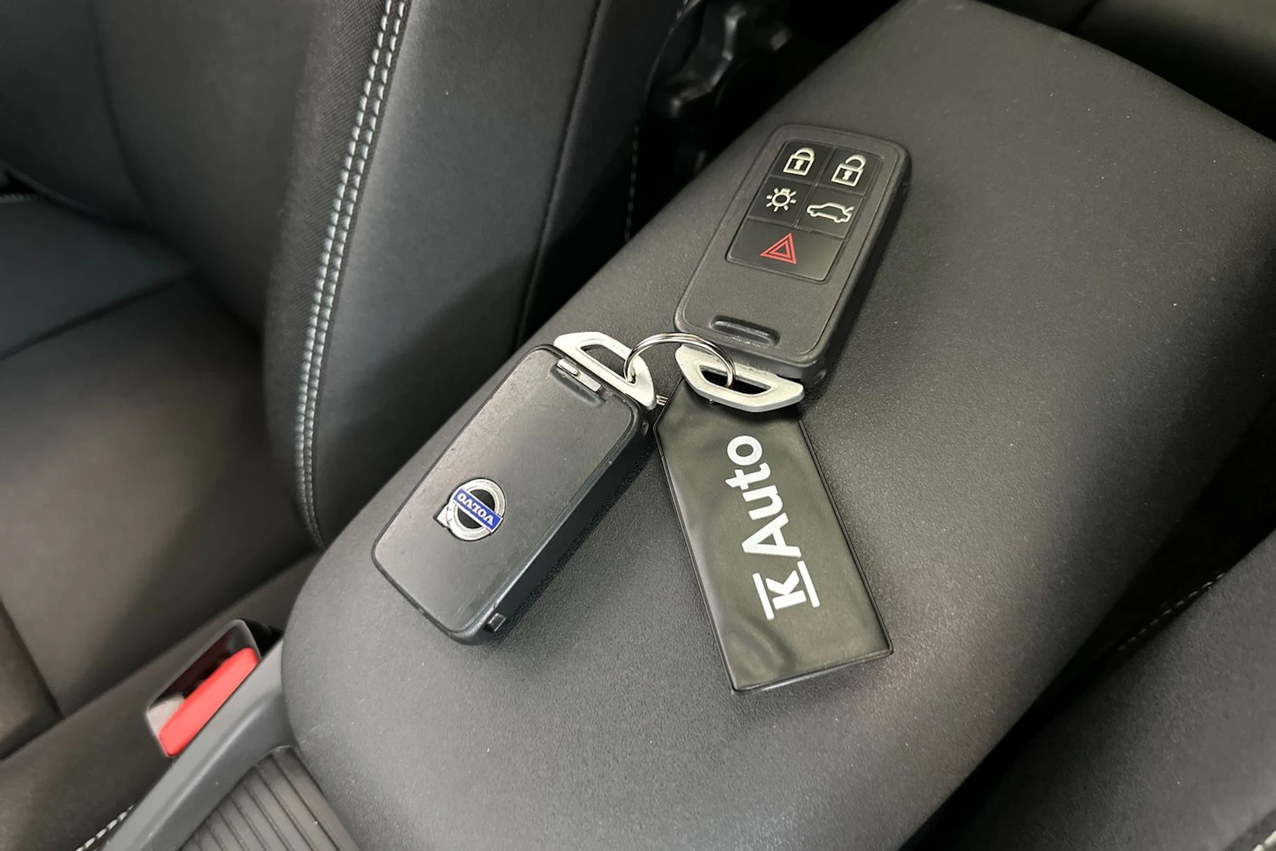punainen Volvo V40 2016 kuva 26.