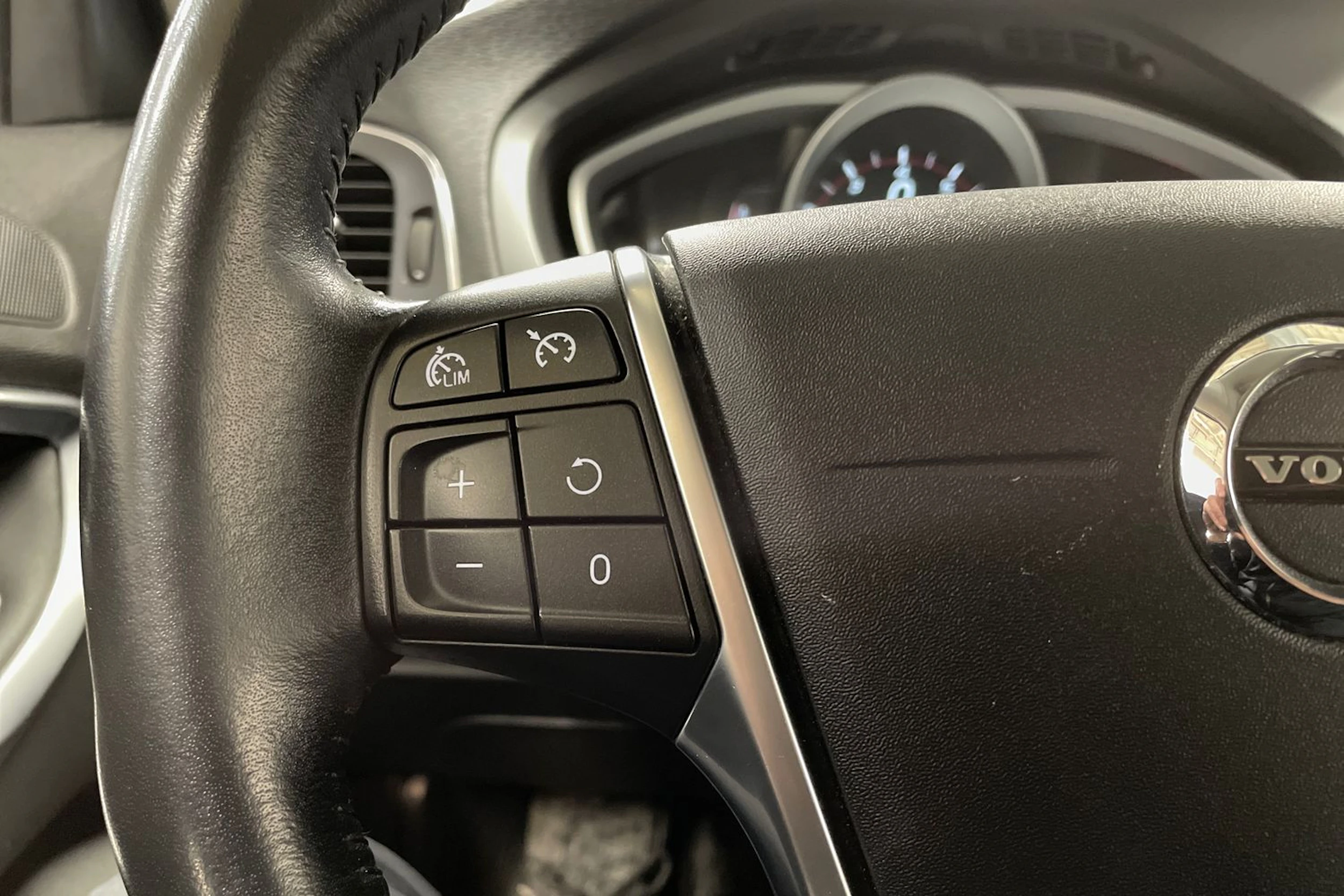 musta Volvo V40 2017 kuva 18.