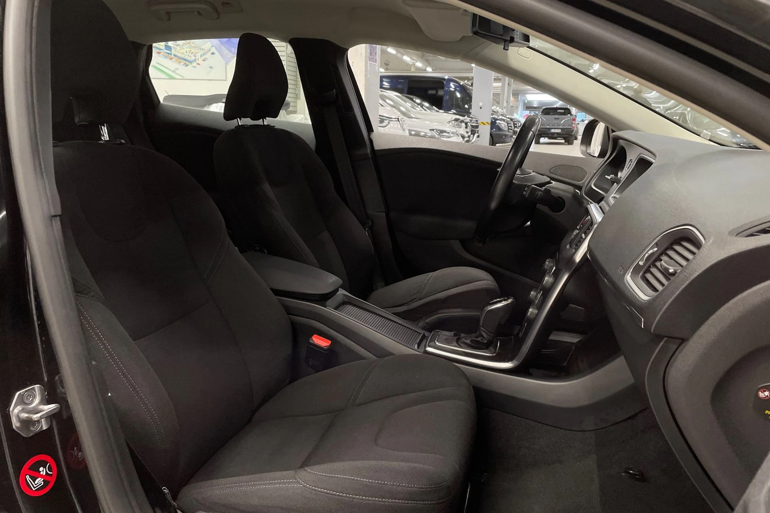 musta Volvo V40 2017 kuva 21.