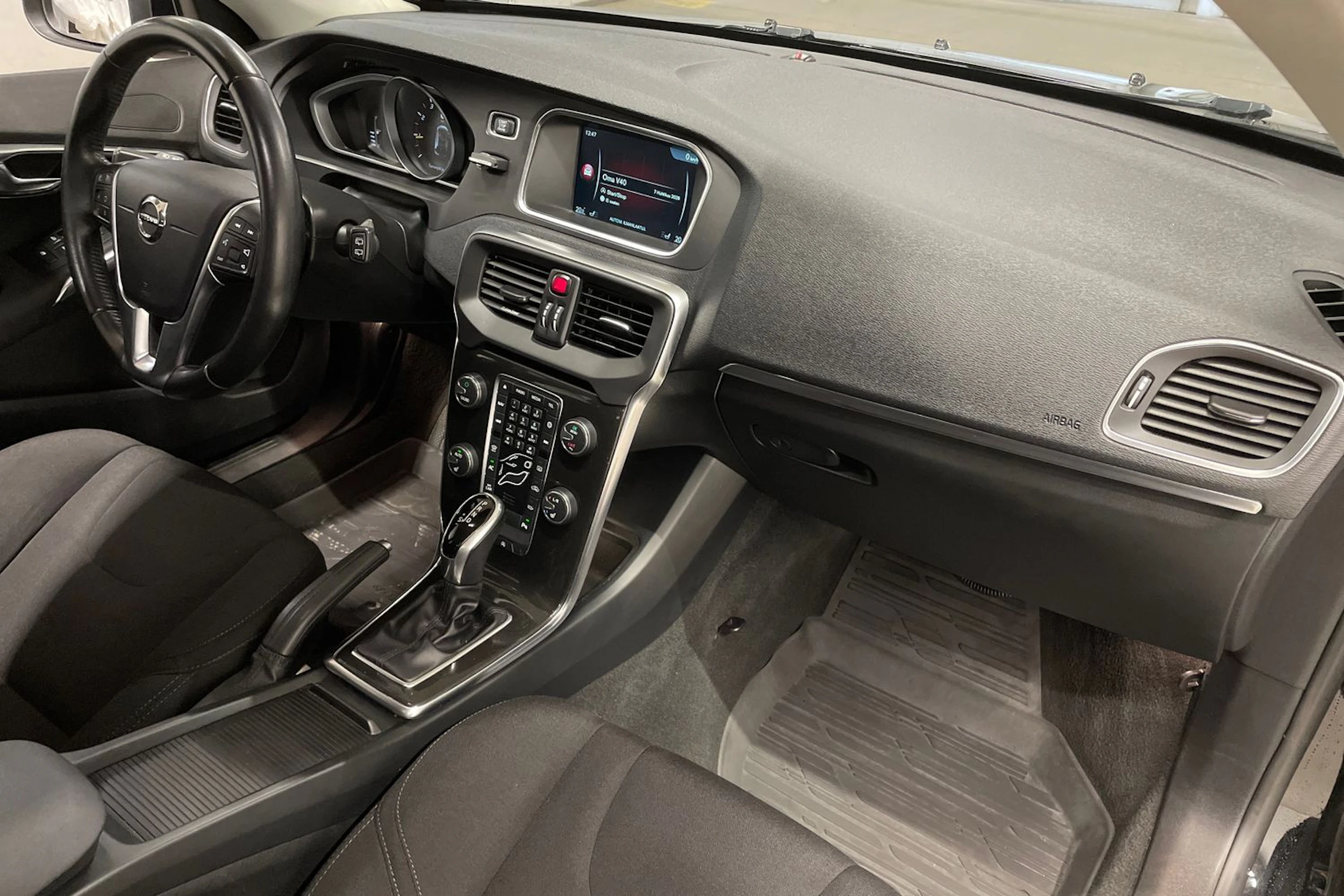 musta Volvo V40 2017 kuva 22.