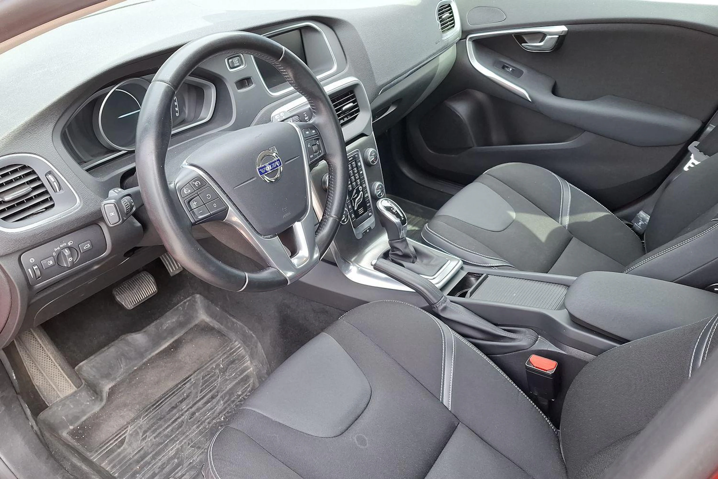 punainen Volvo V40 2016 kuva 3.