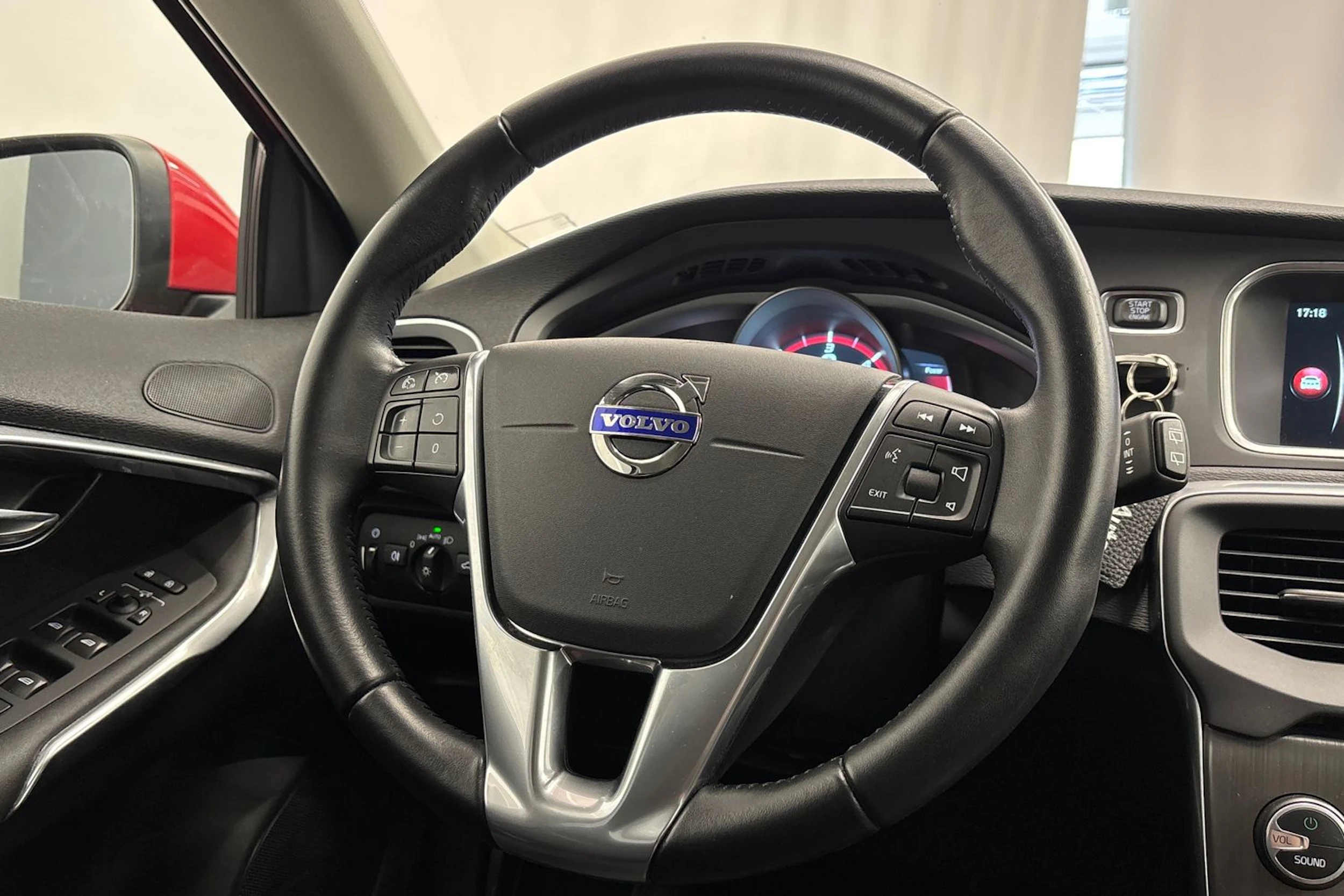 punainen Volvo V40 2016 kuva 16.