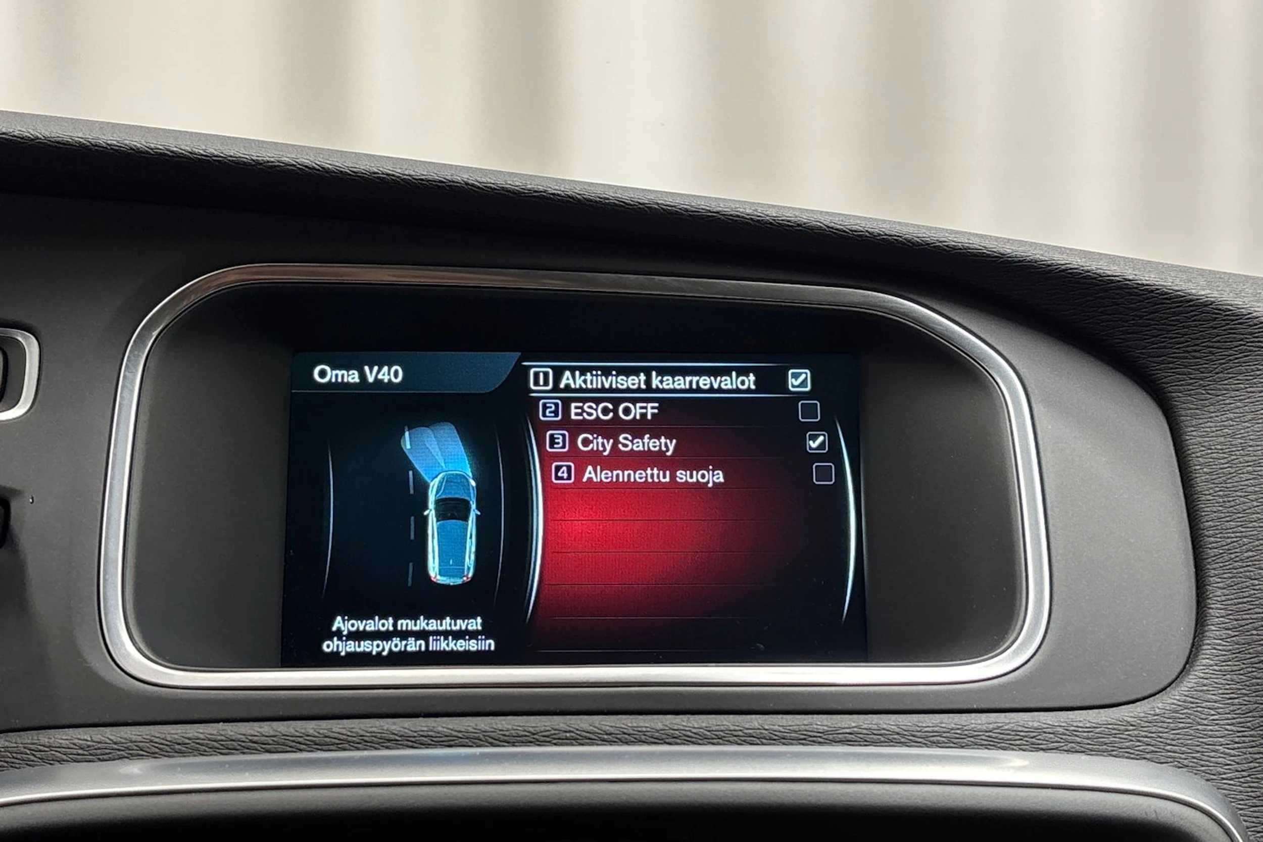 punainen Volvo V40 2016 kuva 21.