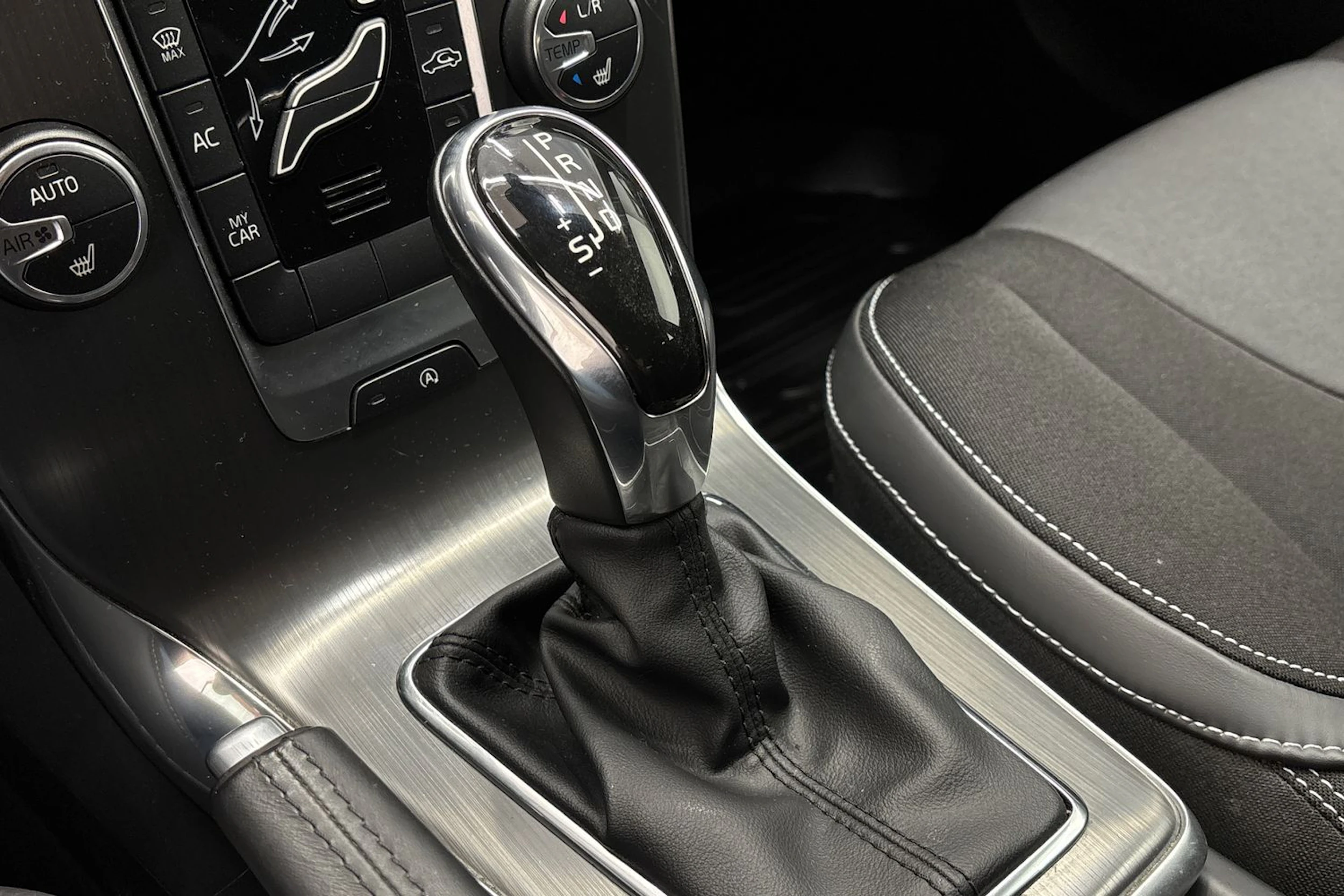 punainen Volvo V40 2016 kuva 23.