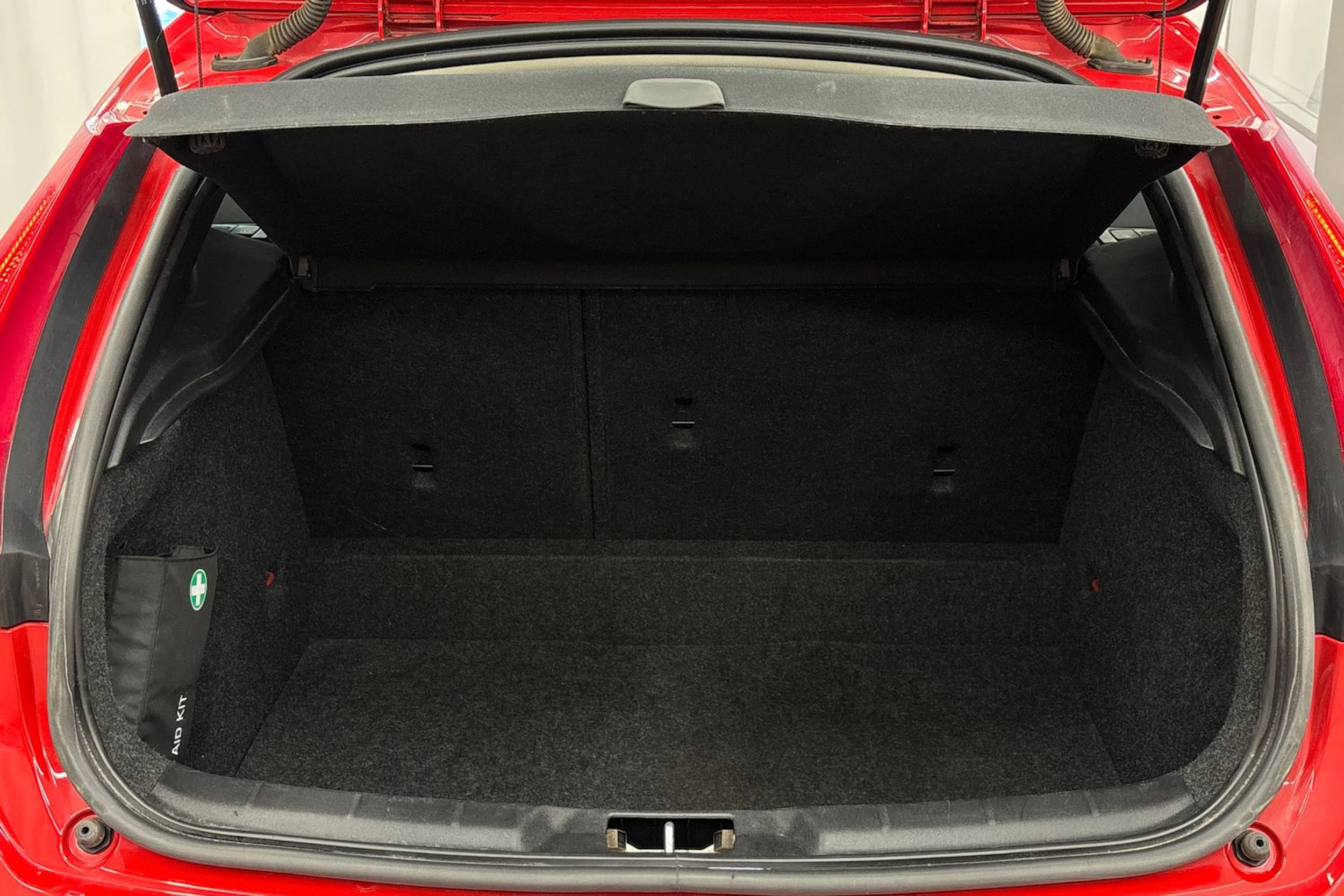 punainen Volvo V40 2016 kuva 24.