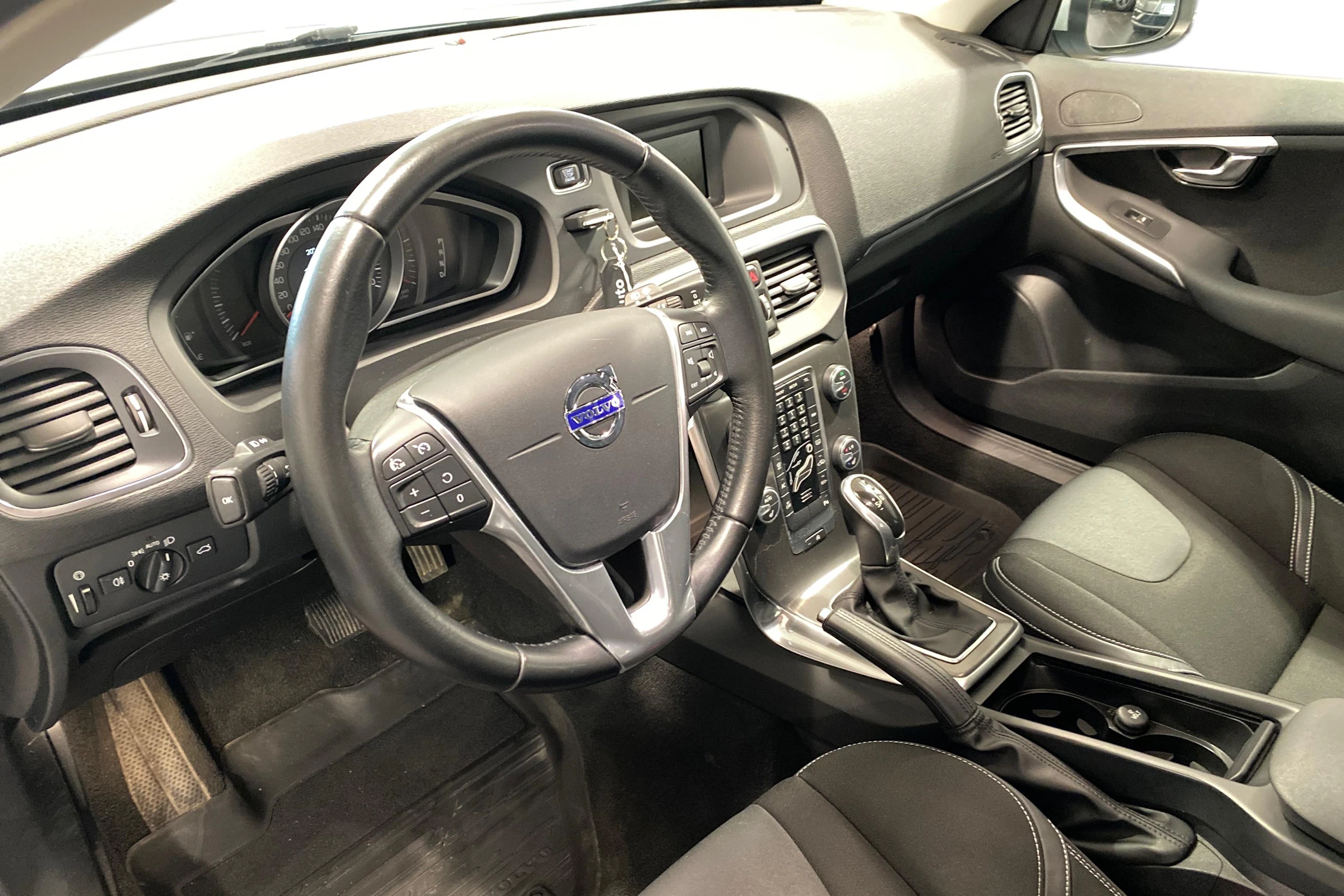 harmaa Volvo V40 2016 kuva 7.