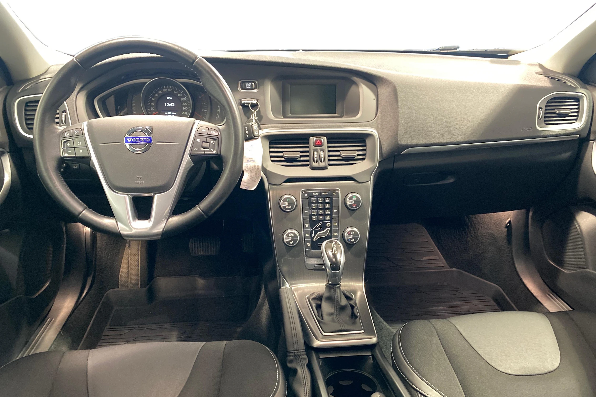 harmaa Volvo V40 2016 kuva 9.