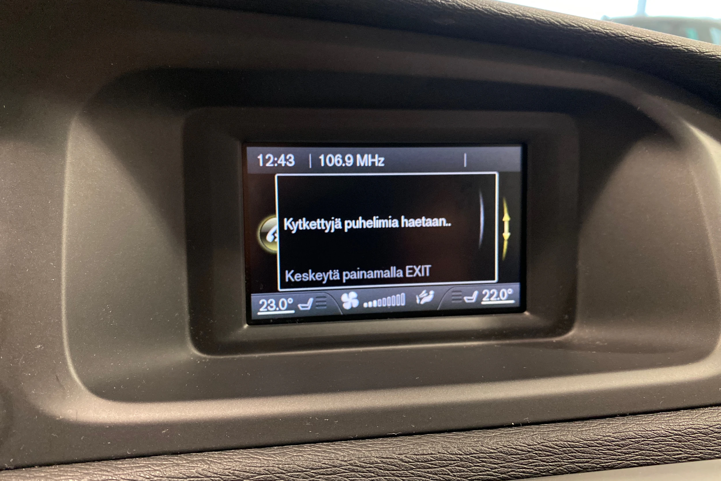 harmaa Volvo V40 2016 kuva 17.