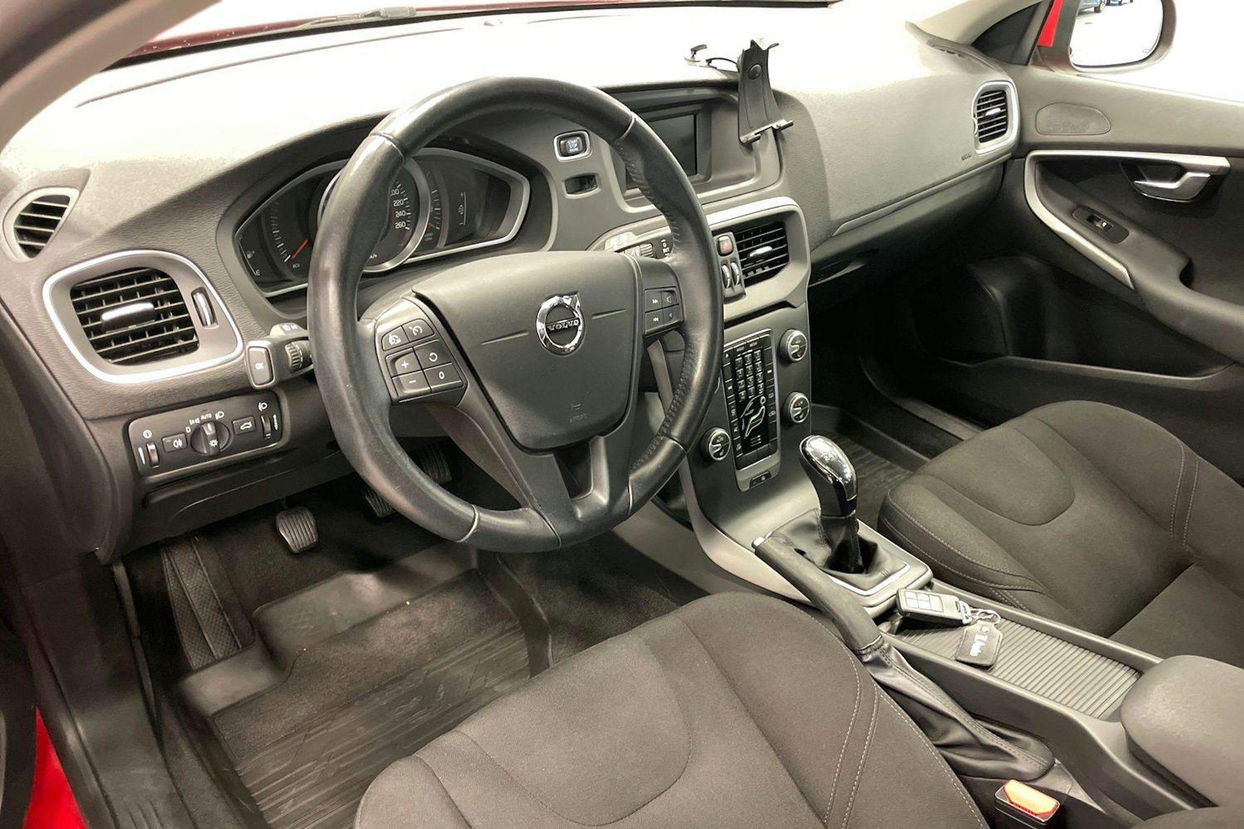 punainen Volvo V40 2016 kuva 7.