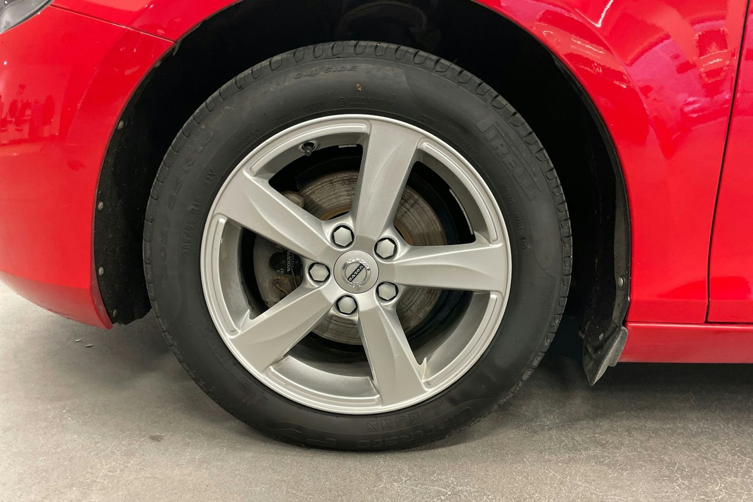 punainen Volvo V40 2016 kuva 11.