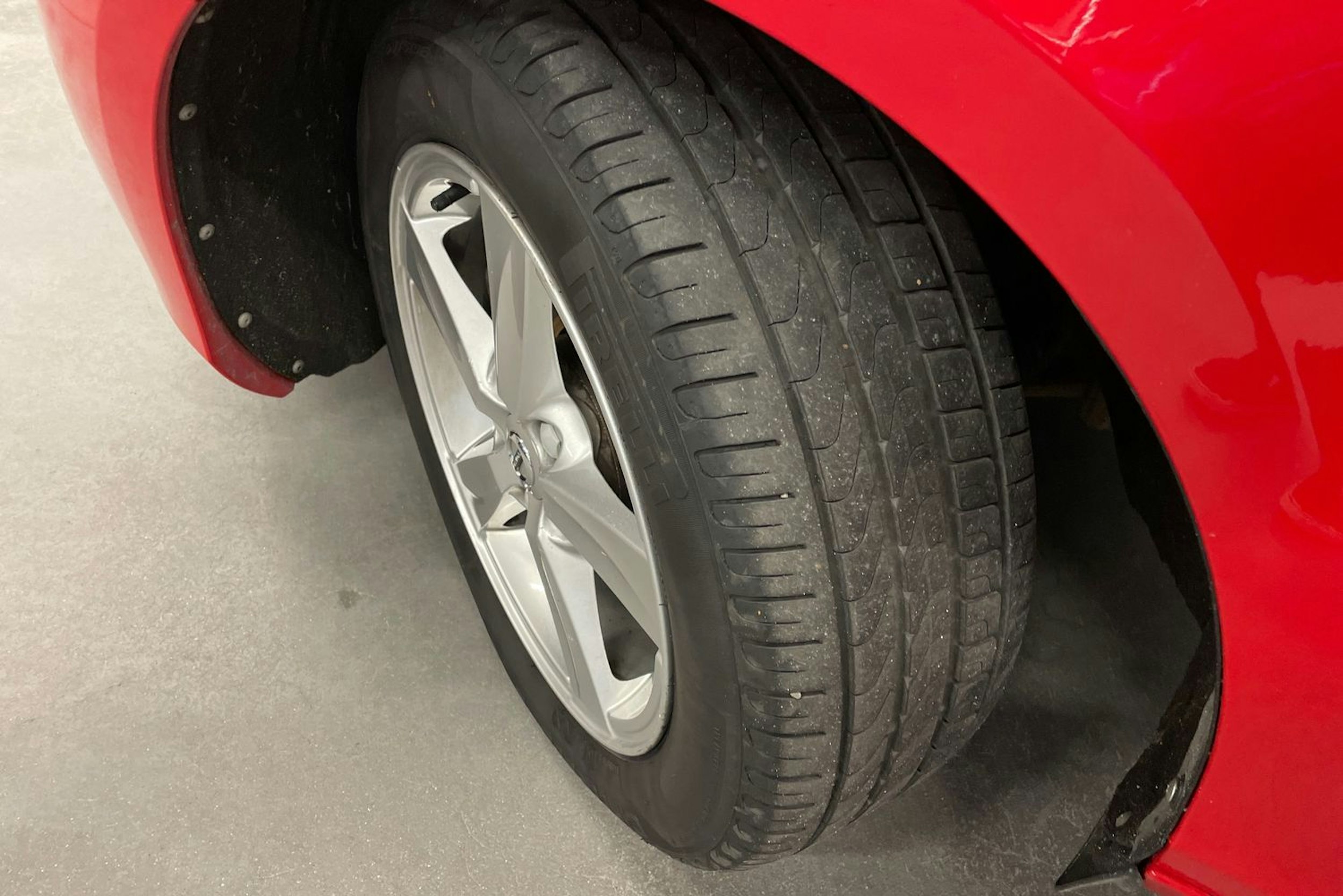 punainen Volvo V40 2016 kuva 13.