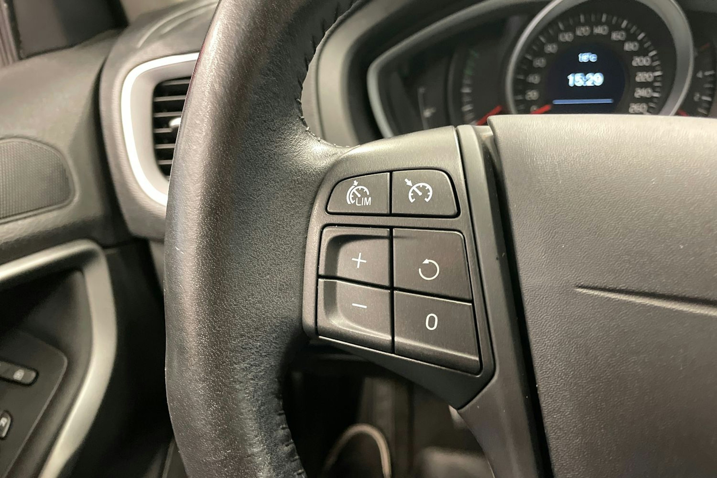 punainen Volvo V40 2016 kuva 14.