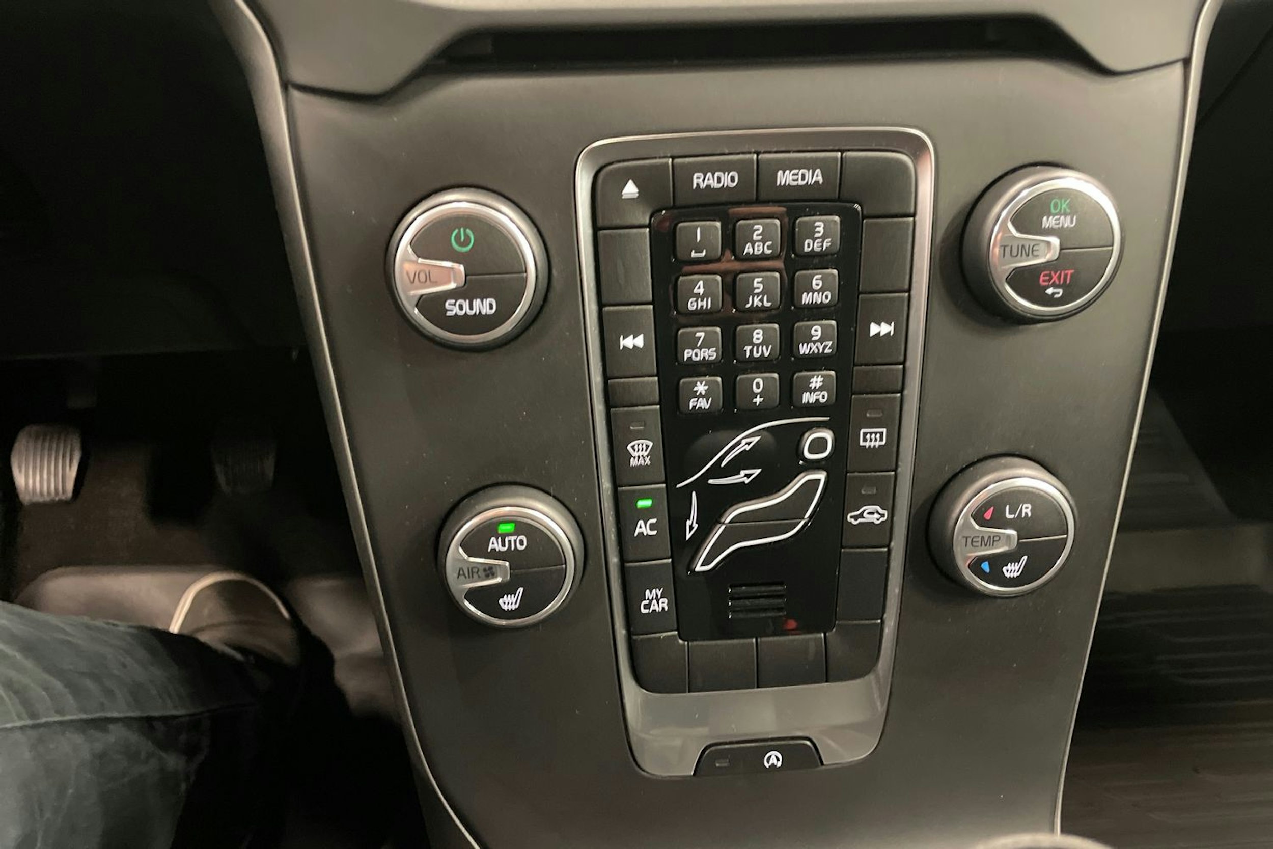 punainen Volvo V40 2016 kuva 15.