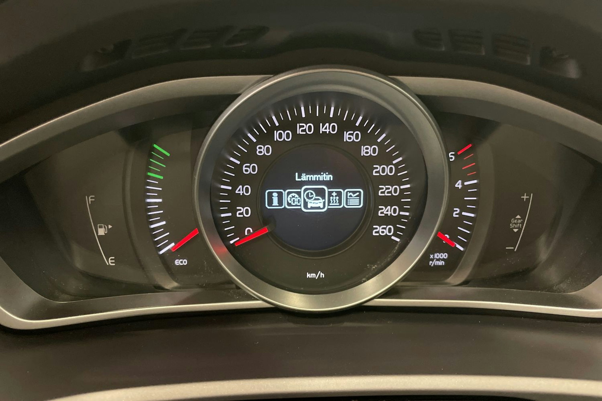 punainen Volvo V40 2016 kuva 16.