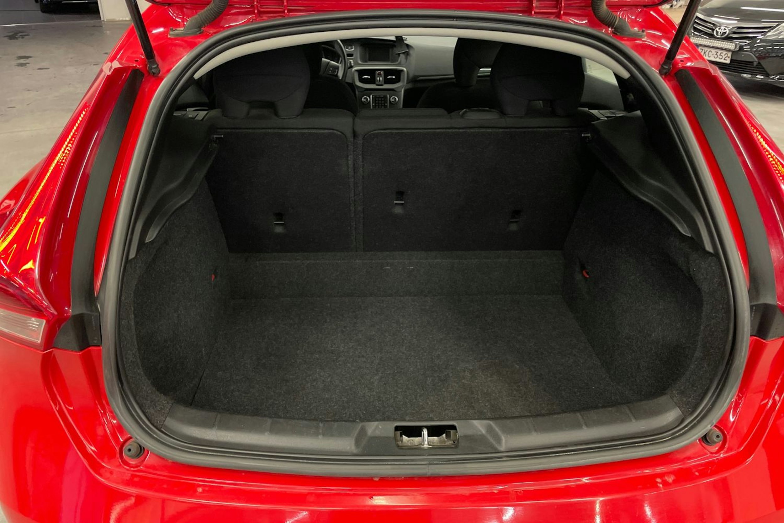 punainen Volvo V40 2016 kuva 17.