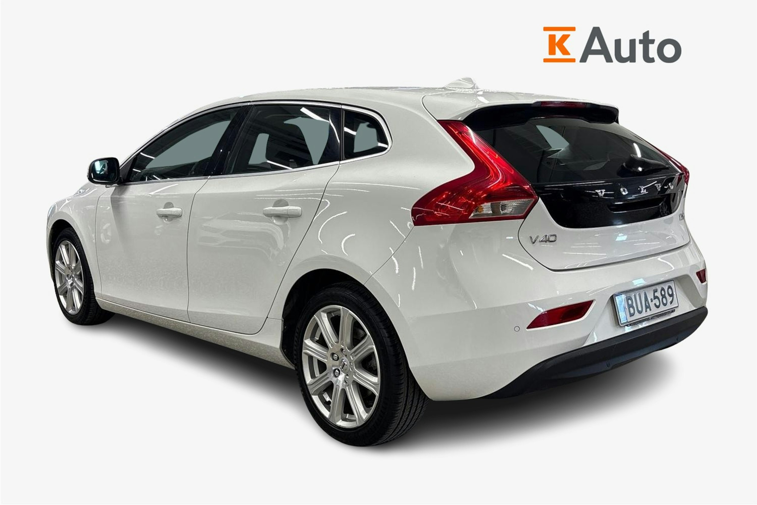 valkoinen Volvo V40 2017 kuva 2.