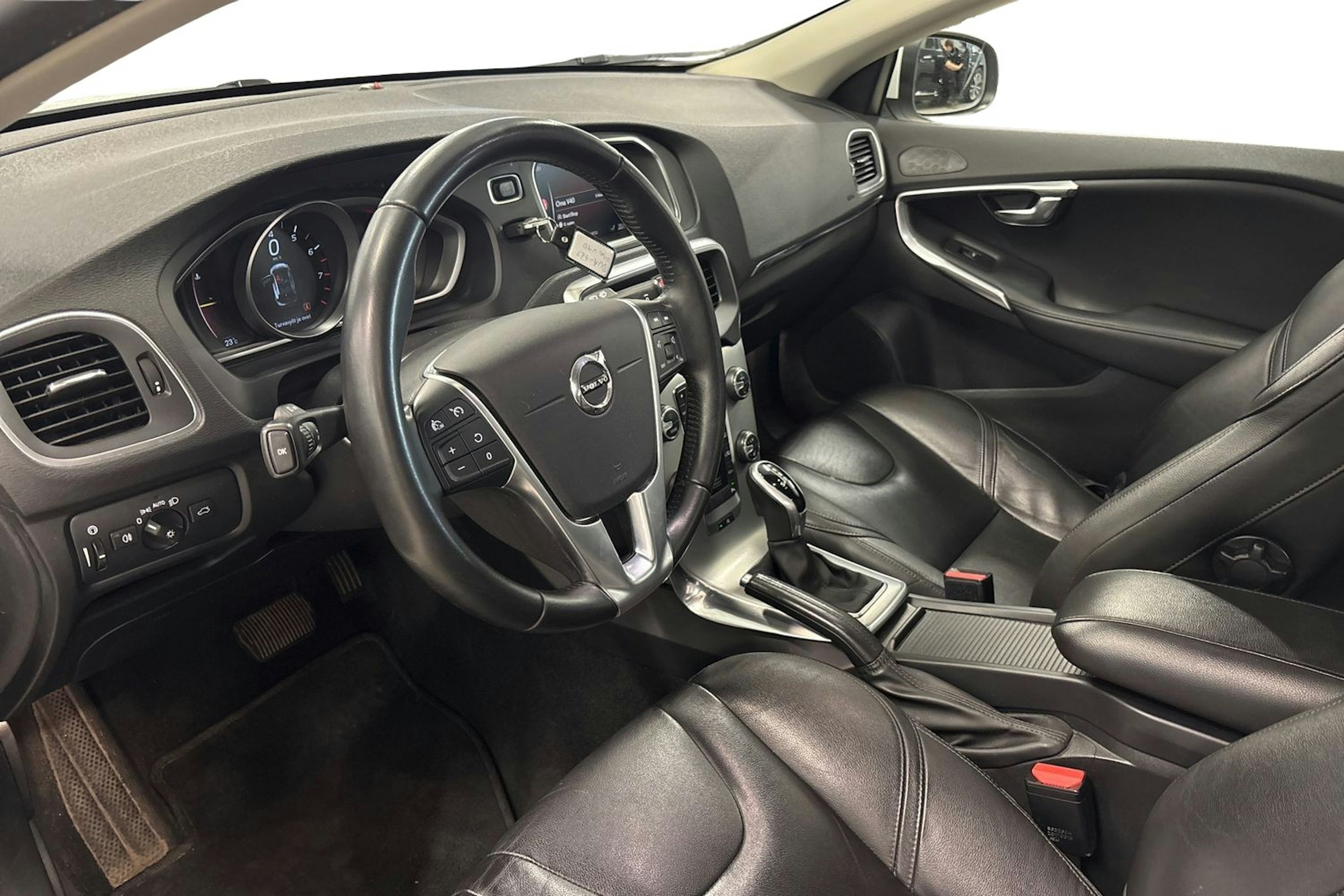 valkoinen Volvo V40 2017 kuva 7.